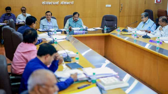 ದೇವಸ್ಥಾನಗಳ ಹೆಸರಿಗೆ ಭೂಮಿ ಖರೀದಿಗೆ ಡಿಸಿಎಂ ಪರಮೇಶ್ವರ್ ಸೂಚನೆ