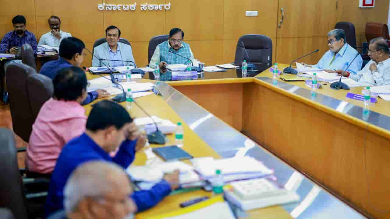 ರಾಜ್ಯದಲ್ಲಿನ ಎ ಮತ್ತು ಬಿ ವರ್ಗದ ದೇವಸ್ಥಾನಗಳ ಹೆಸರಿಗೆ ಭೂಮಿ ಖರೀದಿಗೆ ಡಿಸಿಎಂ ಪರಮೇಶ್ವರ್ ಸೂಚನೆ