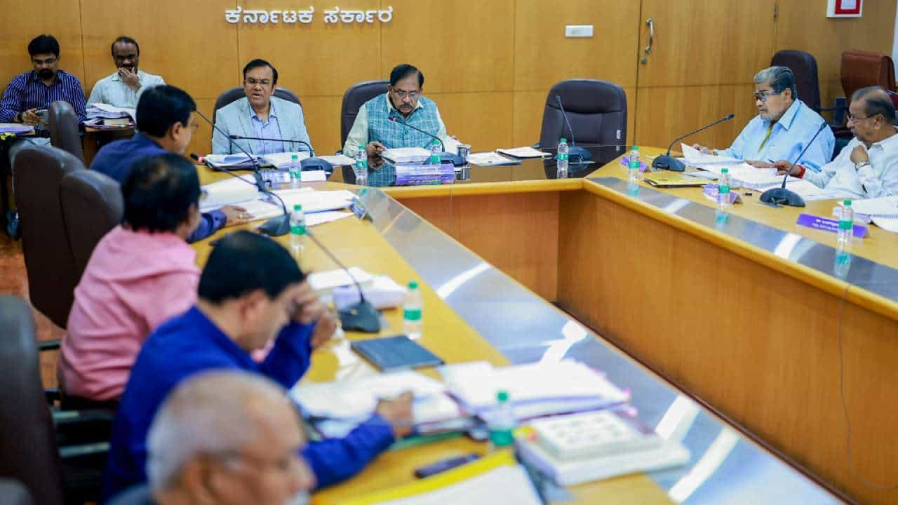 ರಾಜ್ಯದಲ್ಲಿನ ಎ ಮತ್ತು ಬಿ ವರ್ಗದ ದೇವಸ್ಥಾನಗಳ ಹೆಸರಿಗೆ ಭೂಮಿ ಖರೀದಿಗೆ ಡಿಸಿಎಂ ಪರಮೇಶ್ವರ್ ಸೂಚನೆ ರಾಜ್ಯದಲ್ಲಿನ ಎ ಮತ್ತು ಬಿ ವರ್ಗದ ದೇವಸ್ಥಾನಗಳ ಹೆಸರಿಗೆ ಭೂಮಿ ಖರೀದಿಗೆ ಡಿಸಿಎಂ ಪರಮೇಶ್ವರ್ ಸೂಚನೆ