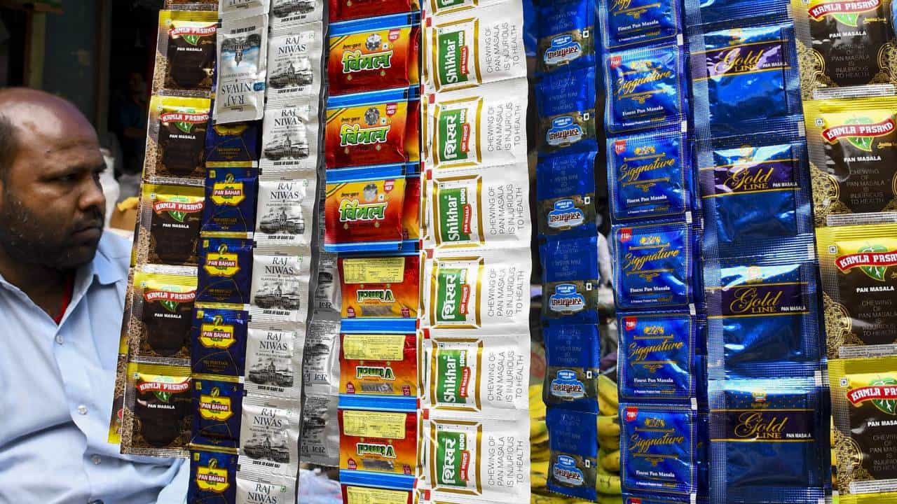 ವಿಮಲ್ ಏಲಕ್ಕಿ ಜಾಹೀರಾತು: ಶಾರುಖ್, ಅಜಯ್ ದೇವಗನ್, ಟೈಗರ್ ಶ್ರಾಫ್ಗೆ ನೋಟೀಸ್ ವಿಮಲ್ ಏಲಕ್ಕಿ ಜಾಹೀರಾತು: ಶಾರುಖ್, ಅಜಯ್ ದೇವಗನ್, ಟೈಗರ್ ಶ್ರಾಫ್ಗೆ ನೋಟೀಸ್