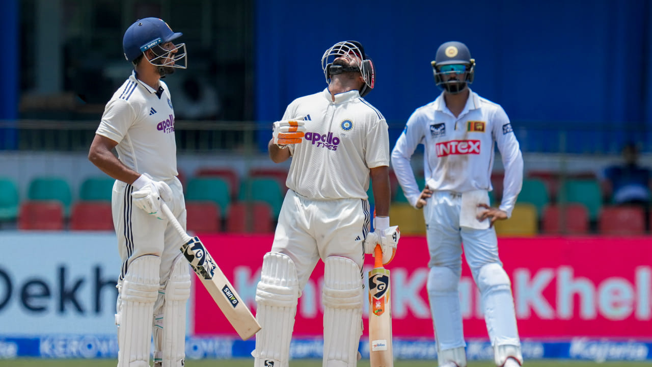 ಕೊಲಂಬೊದಲ್ಲಿ ನಡೆಯುತ್ತಿರುವ ಭಾರತ ಮತ್ತು ಶ್ರೀಲಂಕಾ ನಡುವಿನ ಎರಡನೇ ಟೆಸ್ಟ್ ಪಂದ್ಯದಲ್ಲಿ ಟೀಂ ಇಂಡಿಯಾ 503 ರನ್ಗಳಿಗೆ ತನ್ನ ಮೊದಲ ಇನ್ನಿಂಗ್ಸ್ ಮುಗಿಸಿದೆ. ತಂಡದ ಪರ ಇಬ್ಬರು ಶತಕ ಬಾರಿಸಿದರೆ, ಇನ್ನಿಬ್ಬರು ಅರ್ಧಶತಕ ಬಾರಿಸಿದರು. ಈ ಎರಡು ಅರ್ಧಶತಕಗಳಲ್ಲಿ ರಿಷಭ್ ಪಂತ್ ಬಾರಿಸಿದ ಅರ್ಧ ಶತಕವೂ ಸೇರಿದೆ. ಈ ಅರ್ಧಶತಕದ ಇನ್ನಿಂಗ್ಸ್ ಮೂಲಕ ಪಂತ್, ನಾಯಕ ಗಿಲ್ ಅವರ ದಾಖಲೆಯನ್ನು ಮುರಿದರು(PC-PTI).