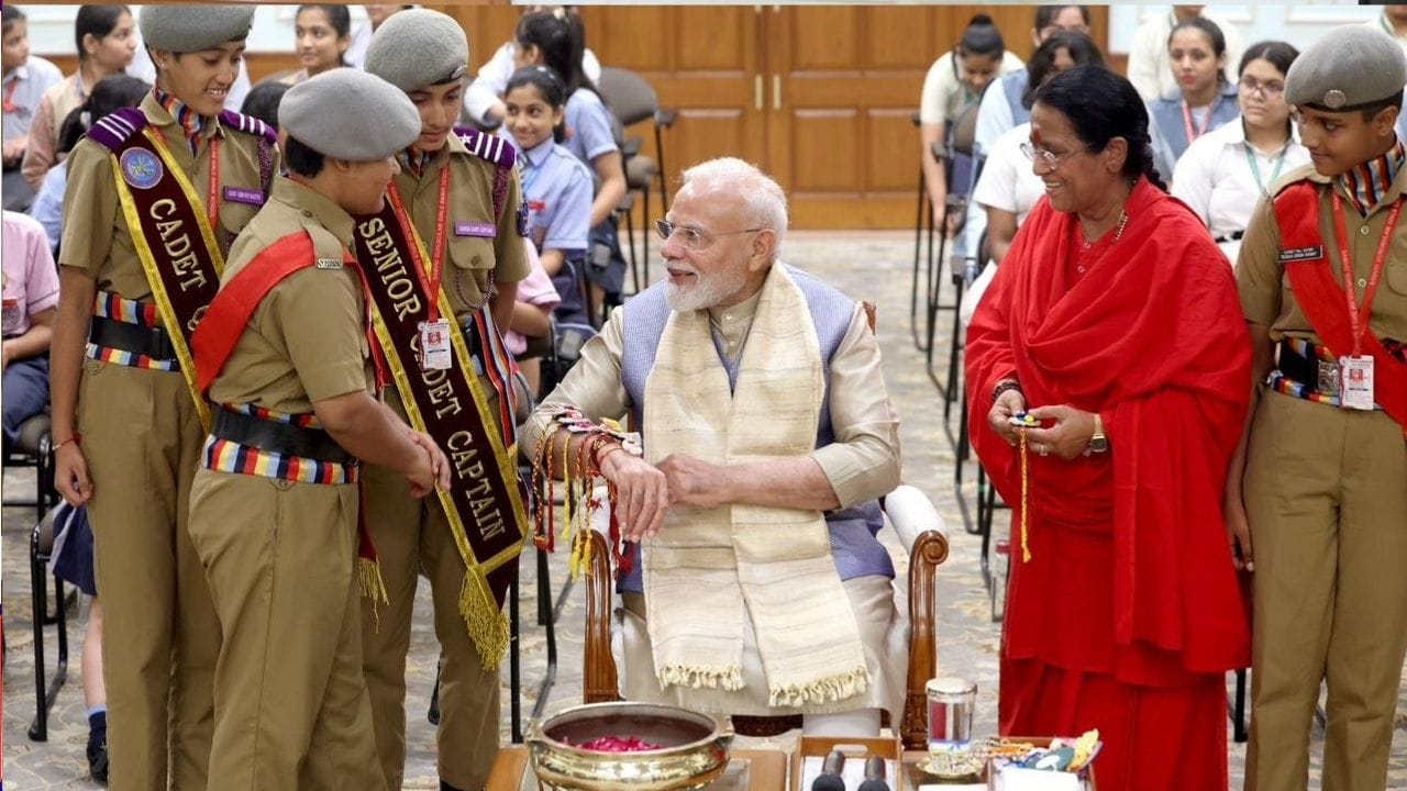 ಇದೇ ವೇಳೆ ದೇಶವಾಸಿಗಳಿಗೆ ಹಬ್ಬದ ಶುಭಾಶಯ ಕೋರಿದ ಪ್ರಧಾನಿಯವರು, ಈ ಹಬ್ಬವು ಸಾರುವ ಪ್ರೀತಿ, ವಾತ್ಸಲ್ಯ ಹಾಗೂ ಪರಸ್ಪರ ನಂಬಿಕೆಯ ಬಂಧವು ಎಂದೆಂದಿಗೂ ಮುರಿಯಲಾಗದಂತೆ ಉಳಿಯಲಿ ಎಂದು ಹಾರೈಸಿದರು.
