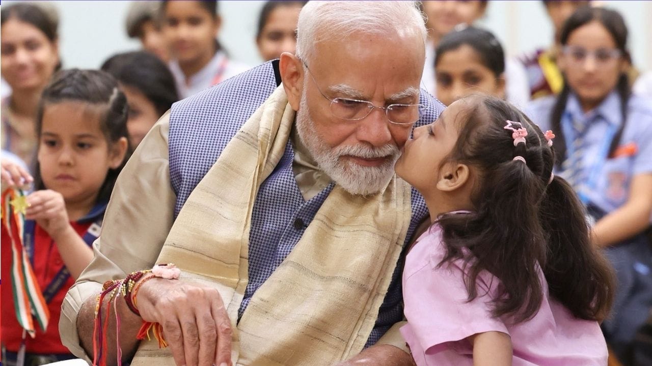 ಪ್ರಧಾನಿ ನರೇಂದ್ರ ಮೋದಿ ದೆಹಲಿಯ ಲೋಕ ಕಲ್ಯಾಣ ಮಾರ್ಗದ ತಮ್ಮ ಅಧಿಕೃತ ನಿವಾಸದಲ್ಲಿ ರಕ್ಷಾ ಬಂಧನವನ್ನು ಆಚರಿಸಿದ್ದಾರೆ. ಆ ಸಂಭ್ರಮಾಚರಣೆಯ ಫೋಟೋಗಳು ಇಲ್ಲಿವೆ.

