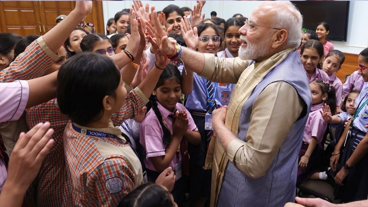 ರಕ್ಷಾ ಬಂಧನದ ಆಚರಣೆಯ ಕ್ಷಣಗಳನ್ನು ಒಳಗೊಂಡ ಮತ್ತೊಂದು ಪೋಸ್ಟ್ ಹಂಚಿಕೊಂಡ ಪ್ರಧಾನಿ ಮೋದಿ, "ಇಂದಿನ ರಕ್ಷಾಬಂಧನದ ಆಚರಣೆಯ ವೇಳೆ 'ಹೈಫೈವ್‌ಗಳು, ನಗು ಮತ್ತಷ್ಟು ಸಂತೋಷ'" ಎಂದು ಬರೆದುಕೊಂಡಿದ್ದಾರೆ.
