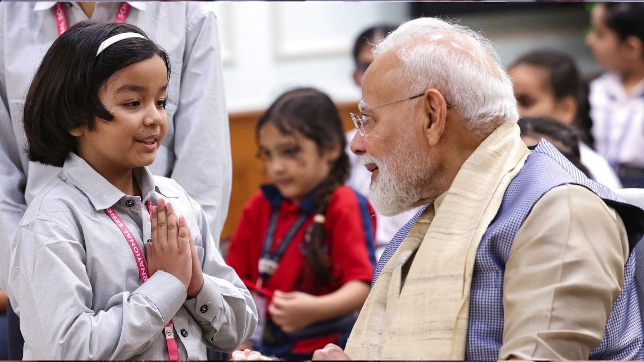 ವಿವಿಧ ಶಾಲೆಗಳ ಸಣ್ಣ ಹೆಣ್ಣುಮಕ್ಕಳು ಹಾಗೂ ವಿದ್ಯಾರ್ಥಿನಿಯರು ಪ್ರಧಾನಿ ಮೋದಿ ಅವರ ಮಣಿಕಟ್ಟಿಗೆ ಪ್ರೀತಿಯಿಂದ ರಾಖಿ ಕಟ್ಟಿ, ಸಿಹಿ ತಿನಿಸಿ ಶುಭಾಶಯ ಕೋರಿದರು. ಪ್ರಧಾನಿಯವರು ಮಕ್ಕಳೊಂದಿಗೆ ಮಾತುಕತೆ ನಡೆಸಿ, ಹೈ ಫೈವ್ ನೀಡುತ್ತಾ ಮತ್ತು ನಗುತ್ತಾ ಮೈಮರೆತು ಸಮಯ ಕಳೆದರು.

