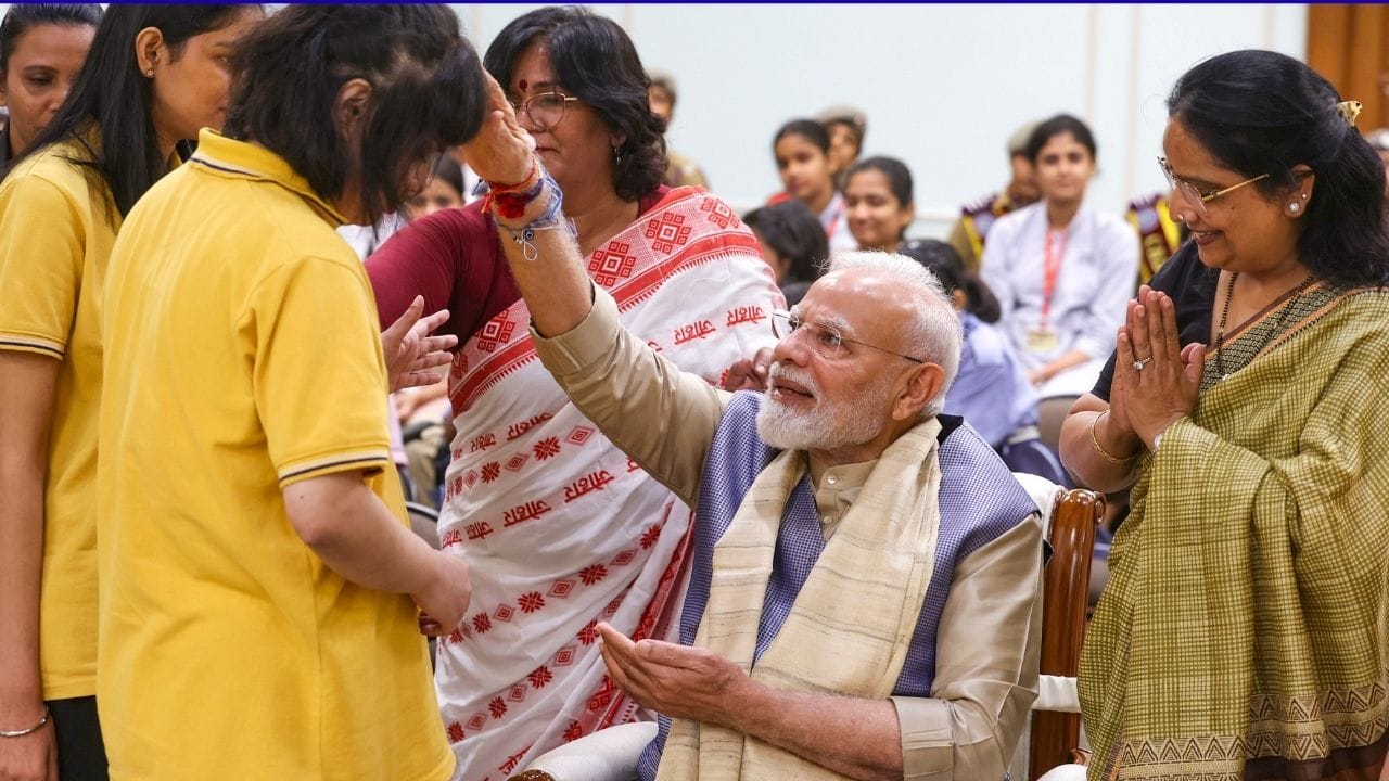 ಪುಟ್ಟ ಮಕ್ಕಳು ಮೋದಿ ತಾತನಿಗೆ ಪ್ರೀತಿಯಿಂದ ತಾವೇ ಸಿದ್ಧಪಡಿಸಿದ ವಿಶೇಷವಾದ ರಾಖಿ ಕಟ್ಟಿ ಸಂಭ್ರಮಿಸಿದರು. ಕೆಲವರು ಹಾಡು ಹಾಡಿ ರಂಜಿಸಿದರೆ ಇನ್ನು ಕೆಲವು ಮಕ್ಕಳು ಮೋದಿಯವರಿಗೆ ಹೈಫೈವ್ ನೀಡಿ ಫೋಟೋ ತೆಗೆಸಿಕೊಂಡರು.
