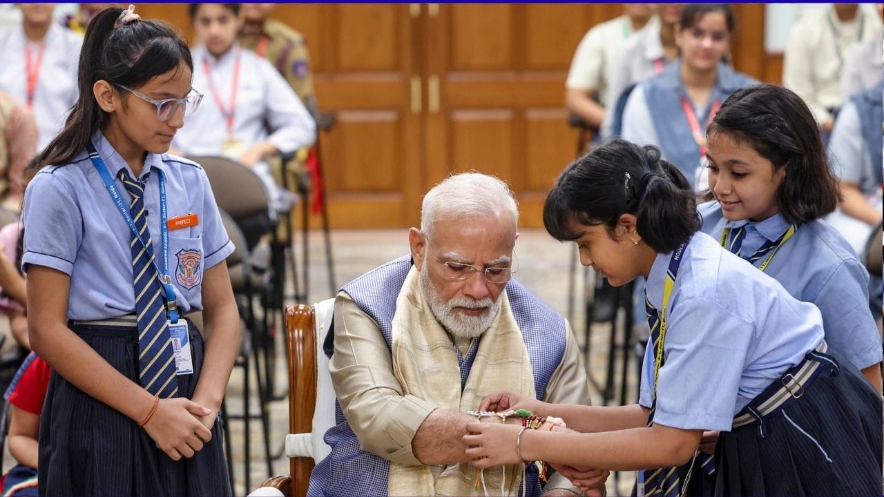 ಎಕ್ಸ್ ಜಾಲತಾಣದಲ್ಲಿ ಆಚರಣೆಯ ಚಿತ್ರಗಳನ್ನು ಹಂಚಿಕೊಂಡ ಪ್ರಧಾನಿ ಮೋದಿ, "7, ಲೋಕ ಕಲ್ಯಾಣ ಮಾರ್ಗದಲ್ಲಿ ನಡೆದ ರಕ್ಷಾಬಂಧನ ಆಚರಣೆಯ ಕೆಲವು ನೆನಪಿನಲ್ಲಿ ಉಳಿಯುವ ಕ್ಷಣಗಳು. ಈ ಹಬ್ಬವು ಪ್ರೀತಿ ಮತ್ತು ಸೌಹಾರ್ದತೆಯ ಬಂಧವನ್ನು ಇನ್ನಷ್ಟು ಗಟ್ಟಿಗೊಳಿಸಲಿ. ಪ್ರತಿಯೊಬ್ಬರಿಗೂ ಸಂತೋಷ ಮತ್ತು ಸಮೃದ್ಧಿಯನ್ನು ತರಲಿ" ಎಂದು ಬರೆದುಕೊಂಡಿದ್ದಾರೆ.
