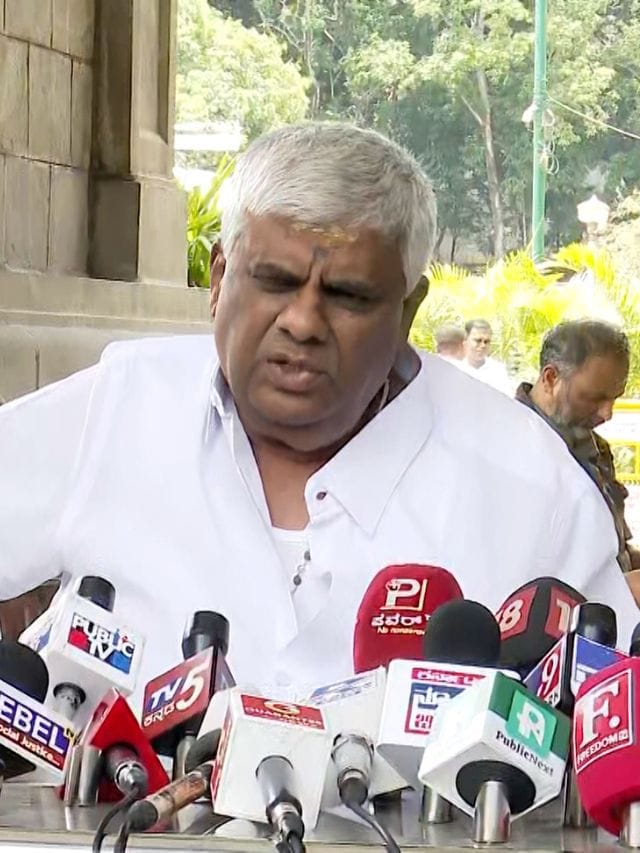 ಪ್ರಜ್ವಲ್ ಮೊಬೈಲ್ ಬಳಕೆ ಆರೋಪ: ಶಾಕಿಂಗ್ ಹೇಳಿಕೆ ನೀಡಿದ ಹೆಚ್.ಡಿ. ರೇವಣ್ಣ