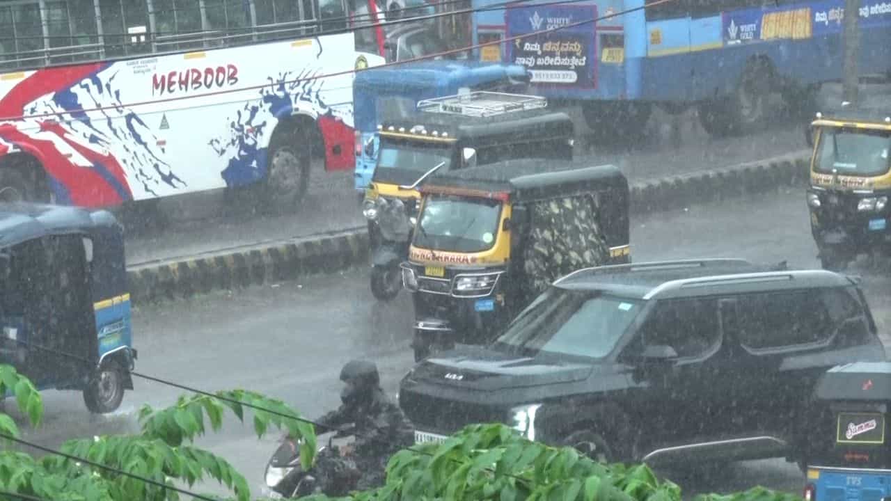 Karnataka Weather Forecast: ರಾಜ್ಯದಲ್ಲಿ ಹೆಚ್ಚಿದ ವರುಣಾರ್ಭಟ; ಕರಾವಳಿ, ಮಲೆನಾಡಿಗೆ ರೆಡ್ ಅಲರ್ಟ್! Karnataka Weather Forecast: ರಾಜ್ಯದಲ್ಲಿ ಹೆಚ್ಚಿದ ವರುಣಾರ್ಭಟ; ಕರಾವಳಿ, ಮಲೆನಾಡಿಗೆ ರೆಡ್ ಅಲರ್ಟ್!