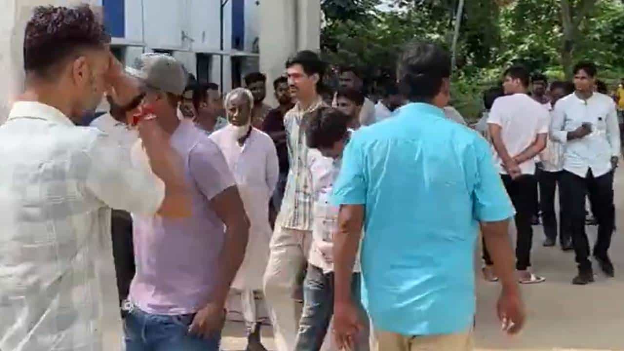 ‘ನಾನು ಭ್ರಷ್ಟ ಅಲ್ಲ’- ಮಮತಾ ಬ್ಯಾನರ್ಜಿ ಆಪ್ತ ಆಶಿಶ್ ಬ್ಯಾನರ್ಜಿ ಡೆತ್ನೋಟ್ ಬರೆದಿಟ್ಟು ಸಾವು ‘ನಾನು ಭ್ರಷ್ಟ ಅಲ್ಲ’- ಮಮತಾ ಬ್ಯಾನರ್ಜಿ ಆಪ್ತ ಆಶಿಶ್ ಬ್ಯಾನರ್ಜಿ ಡೆತ್ನೋಟ್ ಬರೆದಿಟ್ಟು ಸಾವು