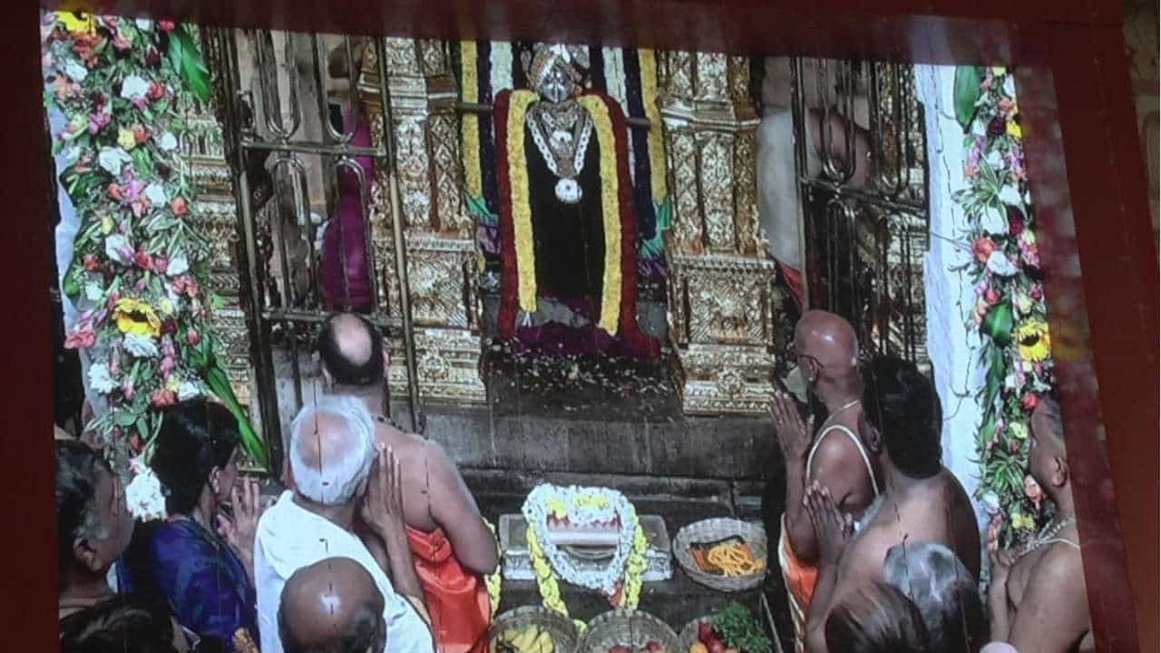 ಕಲಿಯುಗ ಕಾಮಧೇನು ಶ್ರೀಗುರು ರಾಘವೇಂದ್ರ ಸ್ವಾಮಿಗಳ 355ನೇ ಆರಾಧನಾ ಮಹೋತ್ಸವ ಹಿನ್ನೆಲೆ ಮಂತ್ರಾಲಯದಲ್ಲಿ ಇಂದು ಪೂರ್ವಾರಾಧನೆ ಸಂಭ್ರಮ ಮನೆ ಮಾಡಿದೆ. ರಾಯರು 700 ವರ್ಷಗಳ ಕಾಲ ವೃಂದಾವನದಲ್ಲಿರುತ್ತಾರೆ ಎಂದ ಪ್ರತೀತಿ ಇದೆ. ಪೂರ್ವಾರಾಧನೆ ಹಿನ್ನೆಲೆ ವಿಶೇಷ ಧಾರ್ಮಿಕ ಸಾಂಸ್ಕೃತಿಕ ಕಾರ್ಯಕ್ರಮಗಳು ನಡೆಯುತ್ತಿದ್ದು, ಭಕ್ತ ಸಾಗರವೇ ಹರಿದು ಬರುತ್ತಿದೆ.