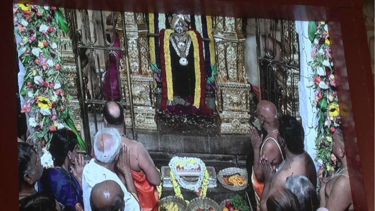ಕಲಿಯುಗ ಕಾಮಧೇನು ಶ್ರೀಗುರು ರಾಘವೇಂದ್ರ ಸ್ವಾಮಿಗಳ 355ನೇ ಆರಾಧನಾ ಮಹೋತ್ಸವ ಹಿನ್ನೆಲೆ ಮಂತ್ರಾಲಯದಲ್ಲಿ ಇಂದು ಪೂರ್ವಾರಾಧನೆ ಸಂಭ್ರಮ ಮನೆ ಮಾಡಿದೆ. ರಾಯರು 700 ವರ್ಷಗಳ ಕಾಲ ವೃಂದಾವನದಲ್ಲಿರುತ್ತಾರೆ ಎಂದ ಪ್ರತೀತಿ ಇದೆ. ಪೂರ್ವಾರಾಧನೆ ಹಿನ್ನೆಲೆ ವಿಶೇಷ ಧಾರ್ಮಿಕ ಸಾಂಸ್ಕೃತಿಕ ಕಾರ್ಯಕ್ರಮಗಳು ನಡೆಯುತ್ತಿದ್ದು, ಭಕ್ತ ಸಾಗರವೇ ಹರಿದು ಬರುತ್ತಿದೆ.