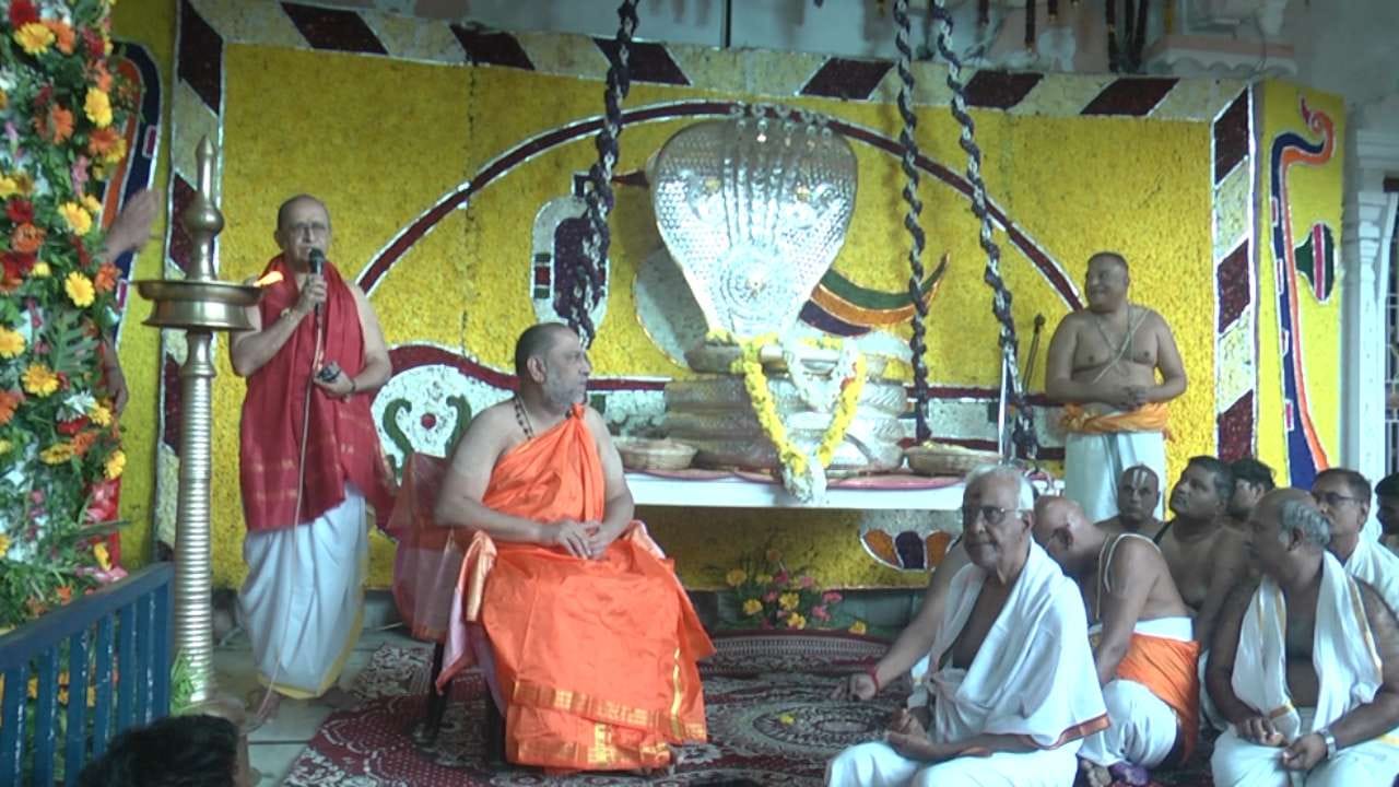 ಮಂತ್ರಾಲಯದ ಗುರು ರಾಘವೇಂದ್ರ ಸ್ವಾಮಿಗಳ 355ನೇ ಆರಾಧನಾ ಮಹೋತ್ಸವ ಬಹಳ ಶ್ರದ್ಧೆಯಿಂದ ಜರುಗಿದೆ. ರಾಯರು ಸಶರೀರರಾಗಿ ವೃಂದಾವನಸ್ಥರಾದ ಮುನ್ನಾ ದಿನವನ್ನು ಪೂರ್ವಾರಾಧನೆಯಾಗಿ ಮಂತ್ರಾಲಯ ಸೇರಿದಂತೆ ದೇಶದ ಎಲ್ಲಾ ರಾಯರ ಮಠಗಳಲ್ಲಿ ಆಚರಿಸಲಾಗುತ್ತದೆ.