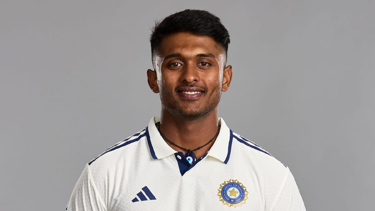 ಸಾಯಿ ಸುದರ್ಶನ್: ಟೀಮ್ ಇಂಡಿಯಾದ ಯುವ ಎಡಗೈ ಬ್ಯಾಟರ್ ಸಾಯಿ ಸುದರ್ಶನ್ ಕಾಲಿನ ಹೆಬ್ಬೆರಳಿನ ಗಾಯದ ಸಮಸ್ಯೆಯಿಂದ ಬಳಲುತ್ತಿದ್ದಾರೆ. ಆದಾಗ್ಯೂ, ಅವರನ್ನು ಶ್ರೀಲಂಕಾ ವಿರುದ್ಧದ ಟೆಸ್ಟ್ ಸರಣಿಗೆ ಆಯ್ಕೆ ಮಾಡಲಾಗಿದೆ. ಆದರೆ ಮೊದಲ ಟೆಸ್ಟ್ ಪಂದ್ಯಕ್ಕೂ ಮುನ್ನ ಅವರಿಗೆ ಫಿಟ್ನೆಸ್ ಪರೀಕ್ಷೆ ನಡೆಯಲಿದ್ದು, ಅವರು ಸಂಪೂರ್ಣ ಫಿಟ್ ಆಗಿದ್ದರೆ ಮಾತ್ರ ಪ್ಲೇಯಿಂಗ್ ಇಲೆವೆನ್ನಲ್ಲಿ ಕಾಣಿಸಿಕೊಳ್ಳಲಿದ್ದಾರೆ. (PC: Getty Images)