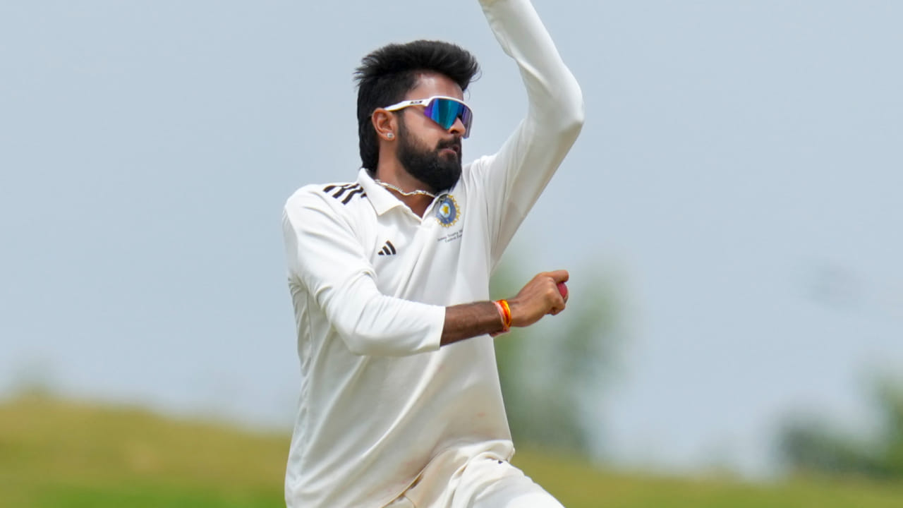 ಈ ಪಂದ್ಯದಲ್ಲಿ ಮೊದಲು ಬ್ಯಾಂಟಿಗ್ನಲ್ಲಿ ಬೌಂಡರಿ ಬಾರಿಸುವ ಮೂಲಕ ತನ್ನ ಅಂತರರಾಷ್ಟ್ರೀಯ ರನ್ಗಳ ಖಾತೆ ತೆರೆದಿದ್ದ ಸರಾಂಶ್ ಜೈನ್ ಕೇವಲ 6 ರನ್ ಬಾರಿಸಿ ಔಟಾಗಿದ್ದರು. ಅದಾದ ಬಳಿಕ ಬೌಲಿಂಗ್ ಆರಂಭಿಸಿದ ಸರಾಂಶ್ ಜೈನ್ ತಮ್ಮ ಟೆಸ್ಟ್ ಚೊಚ್ಚಲ ಪಂದ್ಯದಲ್ಲಿ ಎಸೆದ ಮೊದಲ ಚೆಂಡು ನೋ-ಬಾಲ್ ಆಗಿತ್ತು. ಈ ರೀತಿಯಾಗಿ ಟೆಸ್ಟ್ ವೃತ್ತಿಜೀವನವನ್ನು ಪ್ರಾರಂಭಿಸಿದ ಆಯ್ದ ಆಟಗಾರರ ಪಟ್ಟಿಗೆ ಸರಾಂಶ್ ಜೈನ್ ಕೂಡ ಸೇರ್ಪಡೆಗೊಂಡರು(PC-PTI).