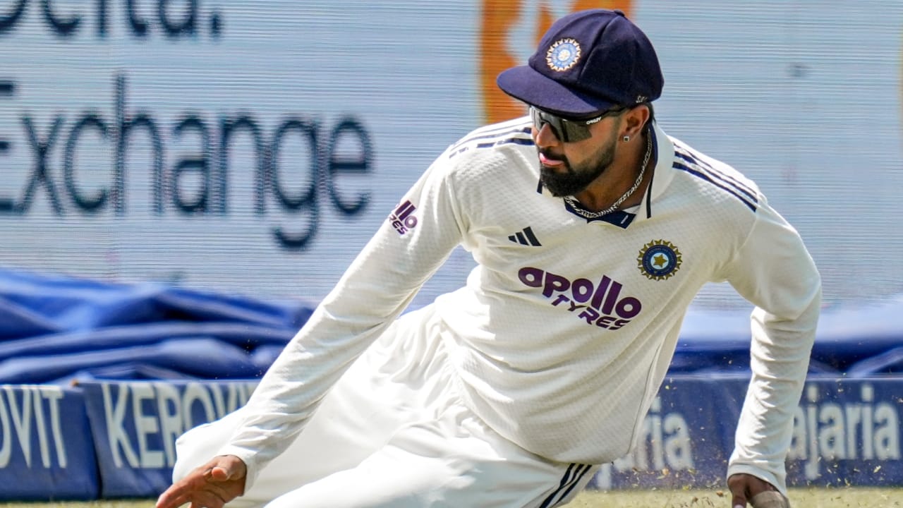 ಭಾರತ ಪರ ಟೆಸ್ಟ್ ಕ್ರಿಕೆಟ್ಗೆ ಪಾದಾರ್ಪಣೆ ಮಾಡಿದ ಅತ್ಯಂತ ಹಿರಿಯ ಆಟಗಾರ ಸರಾಂಶ್ ಜೈನ್. ಈ ಮೂಲಕ ಸರಾಂಶ್, ಸಬಾ ಕರೀಮ್ ಅವರ 26 ವರ್ಷಗಳ ಹಳೆಯ ದಾಖಲೆಯನ್ನು ಮುರಿದಿದ್ದಾರೆ. ಸಬಾ ಕರೀಮ್ 32 ವರ್ಷ, 11 ತಿಂಗಳು ಮತ್ತು 28 ದಿನಗಳಲ್ಲಿ ಟೆಸ್ಟ್ ಕ್ರಿಕೆಟ್ಗೆ ಪಾದಾರ್ಪಣೆ ಮಾಡಿದರೆ, ಸರಾಂಶ್ ಜೈನ್ 33 ವರ್ಷ, 4 ತಿಂಗಳು ಮತ್ತು 24 ದಿನಗಳಲ್ಲಿ ಟೆಸ್ಟ್ ಕ್ರಿಕೆಟ್ಗೆ ಪಾದಾರ್ಪಣೆ ಮಾಡಿದರು(PC-PTI).
