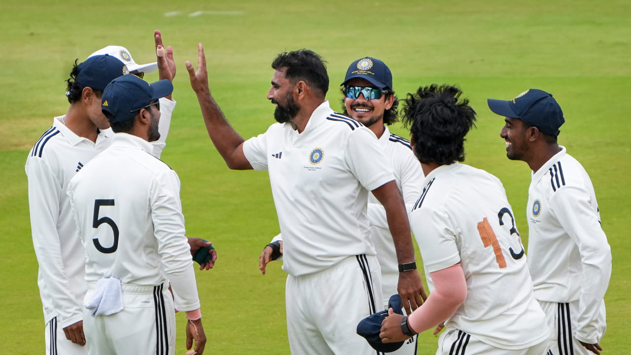 ದೇಶೀ ಟೂರ್ನಿ ದುಲೀಪ್ ಟ್ರೋಫಿಯ ಸೆಮಿಫೈನಲ್ ಪಂದ್ಯಗಳು ಇಂದಿನಿಂದ ಬೆಂಗಳೂರಿನಲ್ಲಿ ಆರಂಭವಾಗಿವೆ. ಮೊದಲ ಸೆಮಿಫೈನಲ್ ಪಂದ್ಯದಲ್ಲಿ ಪೂರ್ವ ವಲಯ ಹಾಗೂ ಕೇಂದ್ರಿಯ ವಲಯ ತಂಡಗಳು ಮುಖಾಮುಖಿಯಾಗಿವೆ. ಈ ಟೂರ್ನಿಯಲ್ಲಿ ಪೂರ್ವ ವಲಯ ತಂಡದ ಪರ ಆಡುತ್ತಿರುವ ಟೀಂ ಇಂಡಿಯಾದ ಅನುಭವಿ ವೇಗದ ಬೌಲರ್ ಮೊಹಮ್ಮದ್ ಶಮಿ ತಮ್ಮ ವೃತ್ತಿಜೀವನದಲ್ಲಿ ಐತಿಹಾಸಿಕ ಮೈಲಿಗಲ್ಲನ್ನು ಸ್ಥಾಪಿಸಿದ್ದಾರೆ(PC-PTI).
