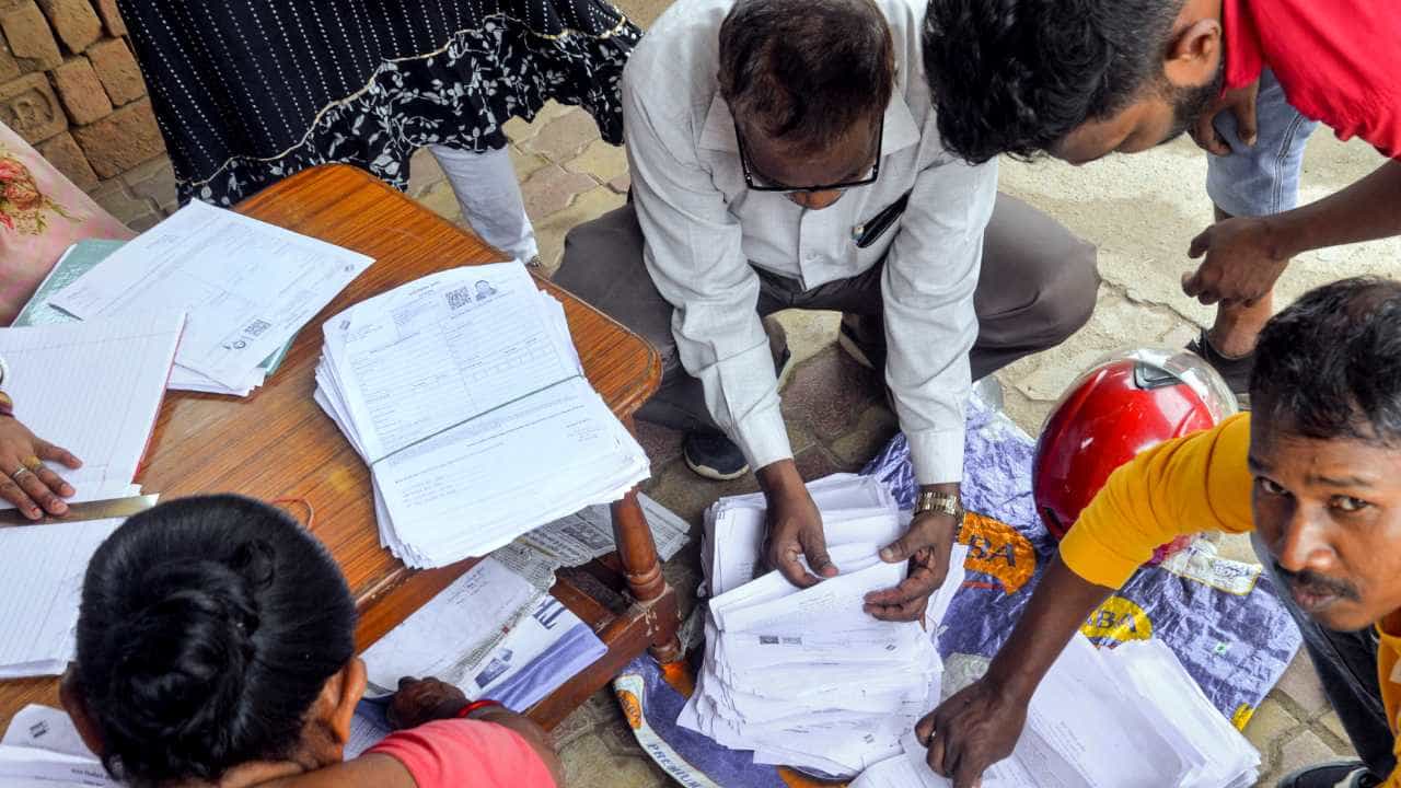 SIR: ಕರ್ನಾಟಕದ 43.8 ಲಕ್ಷ ಮತದಾರರಿಗೆ ಶಾಕ್; ಆಯೋಗದಿಂದ ಶೀಘ್ರದಲ್ಲೇ ಬರಲಿದೆ ನೋಟಿಸ್! SIR: ಕರ್ನಾಟಕದ 43.8 ಲಕ್ಷ ಮತದಾರರಿಗೆ ಶಾಕ್; ಆಯೋಗದಿಂದ ಶೀಘ್ರದಲ್ಲೇ ಬರಲಿದೆ ನೋಟಿಸ್!