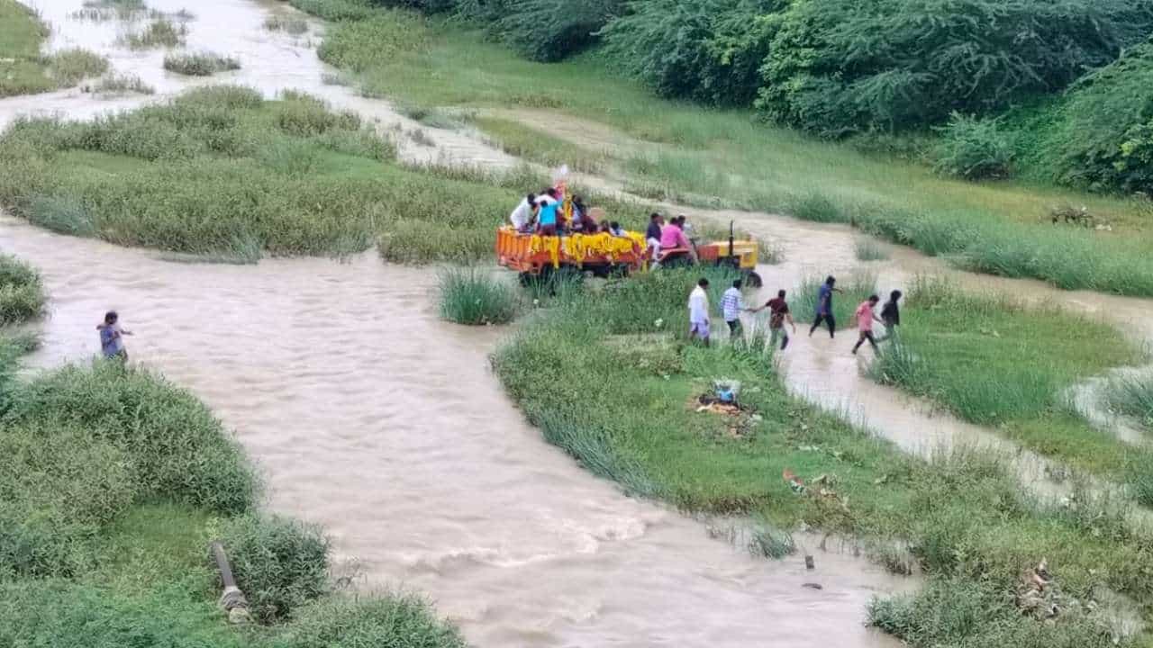 ನೆರೆಯಲ್ಲಿ ಶವಸಂಸ್ಕಾರದ ಹರಸಾಹಸ: ಹರಿವ ನದಿಯಲ್ಲೇ ಟ್ರ್ಯಾಕ್ಟರ್ ಓಡಿಸಿ ಅಂತ್ಯಕ್ರಿಯೆ ನೆರವೇರಿಸಿದ ಜನರು ನೆರೆಯಲ್ಲಿ ಶವಸಂಸ್ಕಾರದ ಹರಸಾಹಸ: ಹರಿವ ನದಿಯಲ್ಲೇ ಟ್ರ್ಯಾಕ್ಟರ್ ಓಡಿಸಿ ಅಂತ್ಯಕ್ರಿಯೆ ನೆರವೇರಿಸಿದ ಜನರು