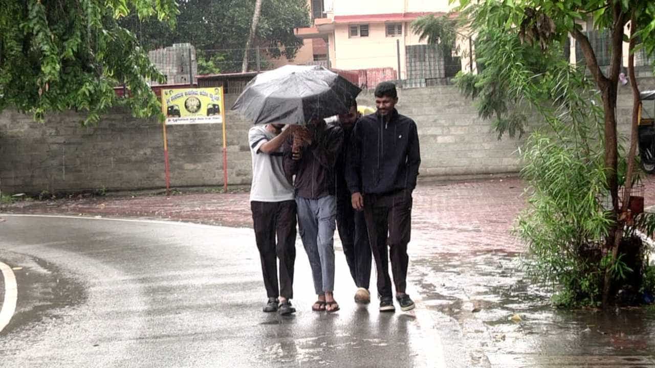 Karnataka Weather Forecast: ಉತ್ತರ ಕನ್ನಡ, ಉಡುಪಿ ಸೇರಿ ಆರು ಜಿಲ್ಲೆಗಳಲ್ಲಿ ಇಂದು ವರುಣನ ಅಬ್ಬರ Karnataka Weather Forecast: ಉತ್ತರ ಕನ್ನಡ, ಉಡುಪಿ ಸೇರಿ ಆರು ಜಿಲ್ಲೆಗಳಲ್ಲಿ ಇಂದು ವರುಣನ ಅಬ್ಬರ