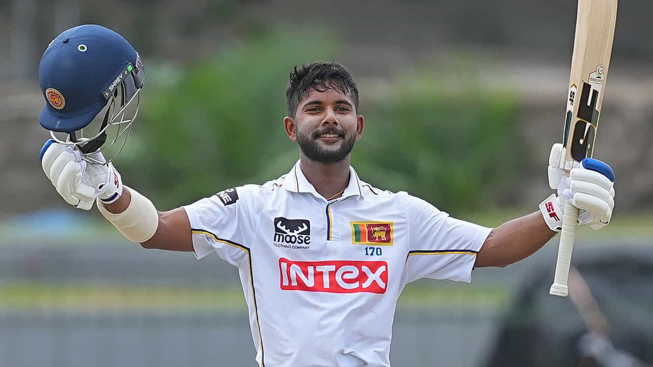 ವಿಶ್ವ ಕ್ರಿಕೆಟ್ನ ಯಾವುದೇ ಯುವ ಬ್ಯಾಟರ್ಗೆ ಟೀಮ್ ಇಂಡಿಯಾದ ಬಲಿಷ್ಠ ಬೌಲಿಂಗ್ ಪಡೆಯನ್ನು ಎದುರಿಸುವುದೆಂದರೆ ಅದೊಂದು ಅಗ್ನಿಪರೀಕ್ಷೆ. ಆದರೆ, ಶ್ರೀಲಂಕಾದ 25 ವರ್ಷದ ಯುವ ಆಲ್-ರೌಂಡರ್ ಸೋನಲ್ ದಿನುಷಾ ಪಾಲಿಗೆ ಭಾರತದ ಬೌಲಿಂಗ್ ತೀರಾ ಸುಲಭವಾದಂತೆ ಕಾಣುತ್ತಿದೆ! ಇದಕ್ಕೆ ಸಾಕ್ಷಿ ಕಳೆದ 4 ಇನಿಂಗ್ಸ್ಗಳಲ್ಲಿ ಅವರು ಕಲೆಹಾಕಿದ ರನ್ ರಾಶಿ. (PC: Getty Images)