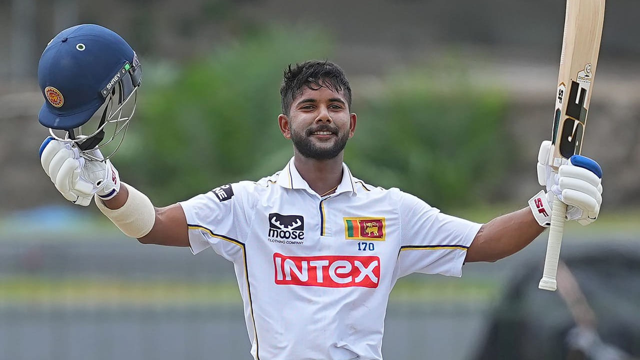 ವಿಶ್ವ ಕ್ರಿಕೆಟ್ನ ಯಾವುದೇ ಯುವ ಬ್ಯಾಟರ್ಗೆ ಟೀಮ್ ಇಂಡಿಯಾದ ಬಲಿಷ್ಠ ಬೌಲಿಂಗ್ ಪಡೆಯನ್ನು ಎದುರಿಸುವುದೆಂದರೆ ಅದೊಂದು ಅಗ್ನಿಪರೀಕ್ಷೆ. ಆದರೆ, ಶ್ರೀಲಂಕಾದ 25 ವರ್ಷದ ಯುವ ಆಲ್-ರೌಂಡರ್ ಸೋನಲ್ ದಿನುಷಾ ಪಾಲಿಗೆ ಭಾರತದ ಬೌಲಿಂಗ್ ತೀರಾ ಸುಲಭವಾದಂತೆ ಕಾಣುತ್ತಿದೆ! ಇದಕ್ಕೆ ಸಾಕ್ಷಿ ಕಳೆದ 4 ಇನಿಂಗ್ಸ್ಗಳಲ್ಲಿ ಅವರು ಕಲೆಹಾಕಿದ ರನ್ ರಾಶಿ. (PC: Getty Images)