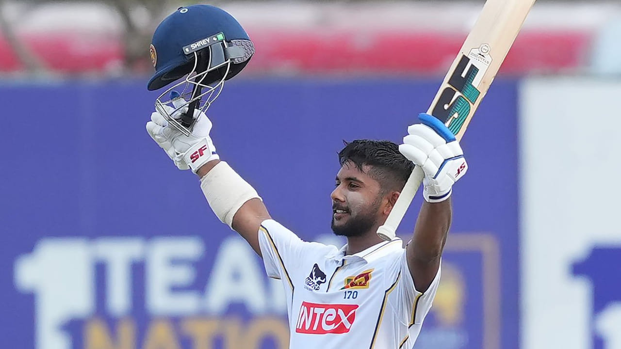 ಈ ದಾಖಲೆಯೊಂದಿಗೆ ಟೀಮ್ ಇಂಡಿಯಾ ವಿರುದ್ಧ ಟೆಸ್ಟ್ ಇತಿಹಾಸದಲ್ಲೇ ಸತತ 4 ಇನ್ನಿಂಗ್ಸ್ಗಳಲ್ಲಿ 50+ ಸ್ಕೋರ್ ಗಳಿಸಿದ ಏಷ್ಯಾದ ಮೊದಲ ಬ್ಯಾಟರ್ ಎಂಬ ಹೆಗ್ಗಳಿಕೆಗೆ ಪಾತ್ರರಾಗಿದ್ದಾರೆ. ಇದಕ್ಕೂ ಮುನ್ನ ಈ ಭರ್ಜರಿ ದಾಖಲೆ ಪಾಕಿಸ್ತಾನದ ಝಹೀರ್ ಅಬ್ಬಾಸ್ ಅವರ ಹೆಸರಿನಲ್ಲಿತ್ತು. 1978ರಲ್ಲಿ ಭಾರತದ ವಿರುದ್ಧದ ಟೆಸ್ಟ್ ಪಂದ್ಯದಲ್ಲಿ ಸತತ 3 ಇನ್ನಿಂಗ್ಸ್ಗಳಲ್ಲಿ 50 ಪ್ಲಸ್ ರನ್ ಗಳಿಸಿ ಈ ದಾಖಲೆ ನಿರ್ಮಿಸಿದ್ದರು. (PC: Getty Images)
