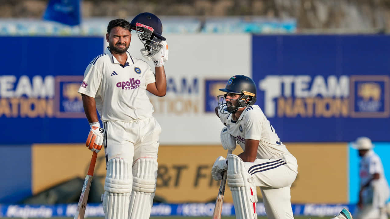 IND vs SL: ಬ್ರೇಕ್ ಪಡೆದ ಮಳೆ; ಎರಡನೇ ದಿನದಾಟ ಆರಂಭ IND vs SL: ಬ್ರೇಕ್ ಪಡೆದ ಮಳೆ; ಎರಡನೇ ದಿನದಾಟ ಆರಂಭ