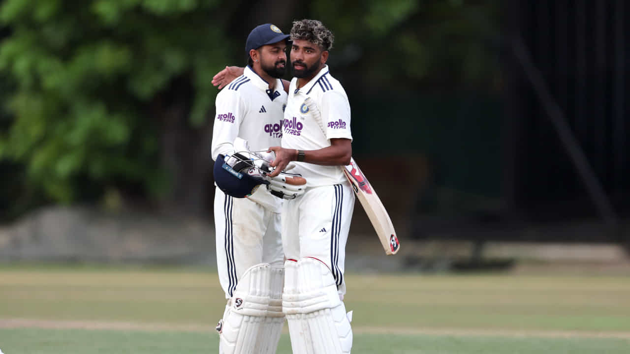 IND vs SL: ಹ್ಯಾಟ್ರಿಕ್ ಸಿಕ್ಸ್ ಬಾರಿಸಿ ತಂಡಕ್ಕೆ ಗೆಲುವು ತಂದ ಸಿರಾಜ್ IND vs SL: ಹ್ಯಾಟ್ರಿಕ್ ಸಿಕ್ಸ್ ಬಾರಿಸಿ ತಂಡಕ್ಕೆ ಗೆಲುವು ತಂದ ಸಿರಾಜ್