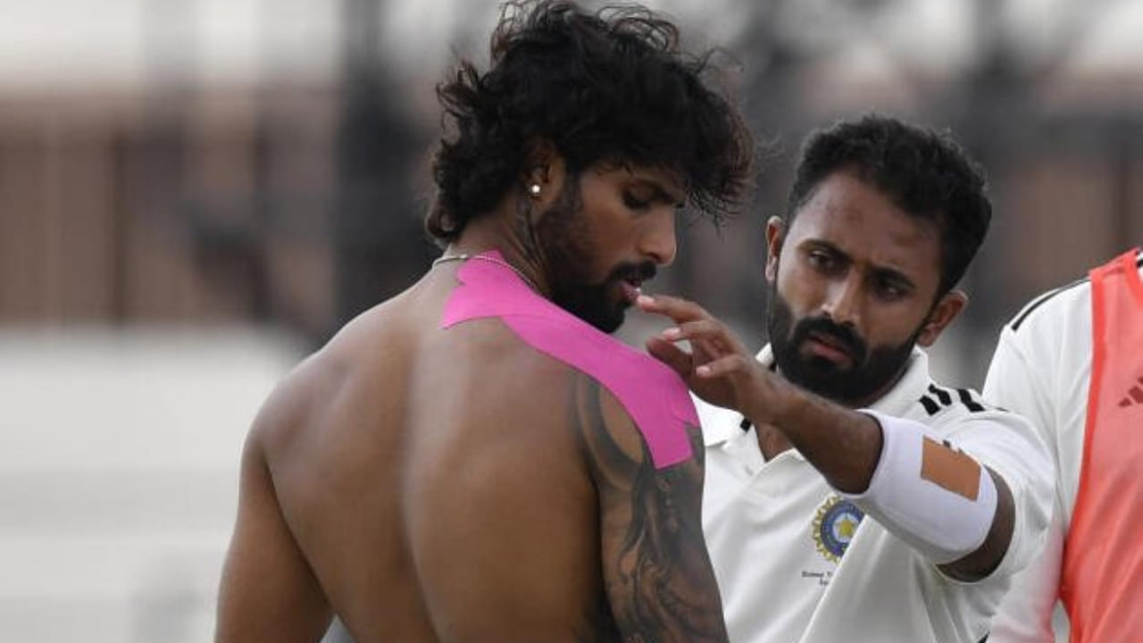 ತಿಲಕ್ ವರ್ಮಾ 92 ನೇ ಓವರ್ನಲ್ಲಿ ಗುರ್ನೂರ್ ಬ್ರಾರ್ ಬೌಲಿಂಗ್ನಲ್ಲಿ ಬೌಂಡರಿ ಬಾರಿಸುವ ಮೂಲಕ ಶತಕ ಪೂರೈಸಿದರು. 218 ಎಸೆತಗಳಲ್ಲಿ ಶತಕ ತಲುಪಿದ ತಿಲಕ್ ಅವರ ಈ ತಾಳ್ಮೆಯ ಇನ್ನಿಂಗ್ಸ್ ಉತ್ತರ ವಲಯದ ಭರವಸೆಯನ್ನು ಭಗ್ನಗೊಳಿಸಿತು. ಹಾಗೆಯೇ ಶ್ರೇಯಸ್ ಗೋಪಾಲ್ ಅವರ 88 ರನ್ಗಳ ಇನ್ನಿಂಗ್ಸ್ ಕೂಡ ತಂಡಕ್ಕೆ ನೆರವಾಯಿತು. ಜೊತೆಗೆ ಇವರಿಬ್ಬರು 175 ರನ್ಗಳ ಪಾಲುದಾರಿಕೆಯನ್ನು ಹಂಚಿಕೊಂಡರು. ಇವರಿಬ್ಬರ ಜೊತೆಯಾಟದಿಂದಾಗಿ ದಕ್ಷಿಣ ವಲಯ ತಂಡ ಎರಡನೇ ದಿನದಾಟದಂತ್ಯಕ್ಕೆ 9 ವಿಕೆಟ್ಗಳನ್ನು ಕಳೆದುಕೊಂಡು 285 ರನ್ ಕಲೆಹಾಕಿದೆ.