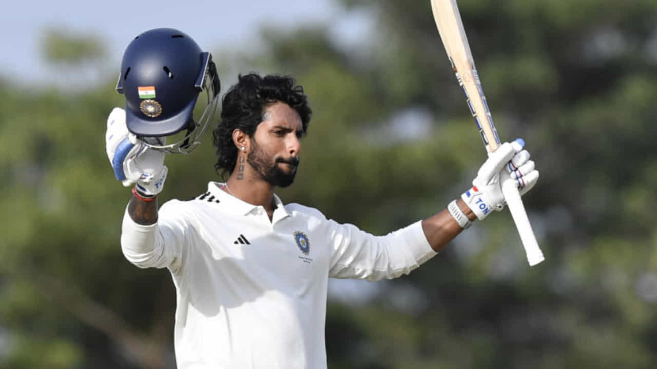 ಬಿಸಿಸಿಐ ಸೆಂಟರ್ ಆಫ್ ಎಕ್ಸಲೆನ್ಸ್ ಮೈದಾನದಲ್ಲಿ ನಡೆಯುತ್ತಿರುವ ದುಲೀಪ್ ಟ್ರೋಫಿ ಸೆಮಿಫೈನಲ್ ಪಂದ್ಯದಲ್ಲಿ ದಕ್ಷಿಣ ವಲಯ ಹಾಗೂ ಉತ್ತರ ವಲಯ ತಂಡಗಳು ಮುಖಾಮುಖಿಯಾಗಿವೆ. ಈ ಪಂದ್ಯದಲ್ಲಿ ಮೊದಲು ಬ್ಯಾಟಿಂಗ್ ಮಾಡಿದ ಉತ್ತರ ವಲಯ ತಂಡ 195 ರನ್ಗಳಿಗೆ ಆಲೌಟ್ ಆಯಿತು. ಇದಾದ ಬಳಿಕ ಮೊದಲ ಇನ್ನಿಂಗ್ಸ್ ಆರಂಭಿಸಿದ ದಕ್ಷಿಣ ವಲಯ ತಂಡದ ಪರ ನಾಯಕ ತಿಲಕ್ ವರ್ಮಾ ಅಮೋಘ ಶತಕ ಬಾರಿಸಿದ್ದಾರೆ.