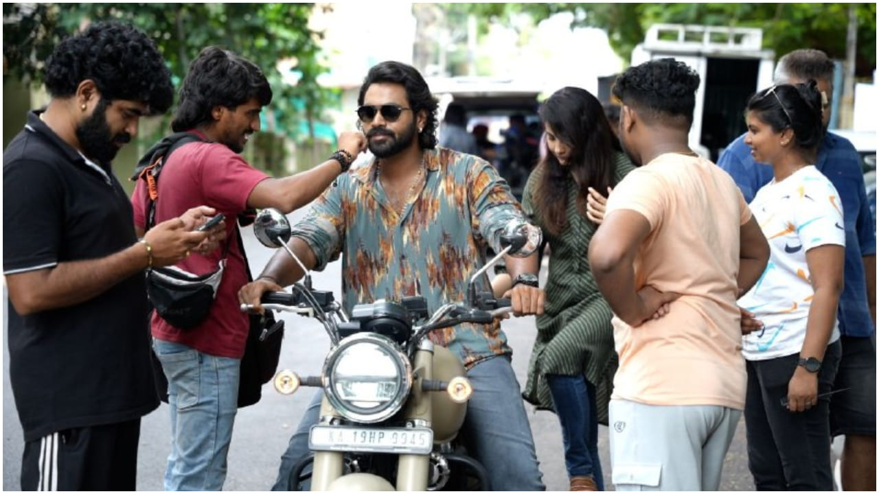 ಅರ್ಜುನ್ ದೇವ್ ಹೀರೋ ಆಗಿ ನಟಿಸಿರುವ ‘ಟಾಸ್’ ಸಿನಿಮಾ ತುಳು ಮತ್ತು ಕನ್ನಡದಲ್ಲಿ ನಿರ್ಮಾಣ ಆಗಿದೆ. ಈ ಸಿನಿಮಾ ನೋಡಿ ಮೆಚ್ಚಿಕೊಂಡಿರುವ ‘ಗೋಲ್ಡನ್ ಸ್ಟಾರ್’ ಗಣೇಶ್ ಮತ್ತು ಶಿಲ್ಪಾ ಗಣೇಶ್ ಅವರು ‘ಗೋಲ್ಡನ್ ಮೂವೀಸ್’ ಬ್ಯಾನರ್ ಮೂಲಕ ಅರ್ಪಿಸಲು ಮುಂದಾಗಿದ್ದಾರೆ.