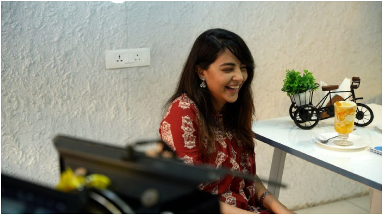 ‘ಟಾಸ್’ ಸಿನಿಮಾದ ಪ್ರಚಾರ ಕಾರ್ಯಕ್ಕೆ ಚುರುಕು ಮುಟ್ಟಿಸಲಾಗಿದೆ. ಅದರ ಮೊದಲ ಹಂತವಾಗಿ ‘ಹೆಲೋ ಹೆಲೋ ನೀಲಾಂಬರಿ..’ ಎಂಬ ಹಾಡನ್ನು ರಿಲೀಸ್ ಮಾಡಲಾಗಿದೆ. ಡ್ಯುಯೆಟ್ ಹಾಡಲ್ಲಿ ಹೀರೋ ಅರ್ಜುನ್ ದೇವ್ ಮತ್ತು ನಾಯಕಿ ಸುತೇಜ್ ಶೆಟ್ಟಿ ಅವರ ಕೆಮಿಸ್ಟ್ರಿ ಕಾಣಿಸಿದೆ.