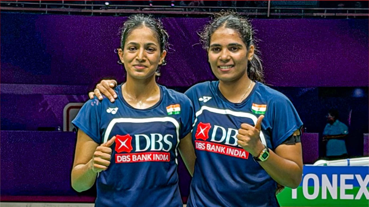 ದೆಹಲಿಯ ಇಂದಿರಾ ಗಾಂಧಿ ಅರೆನಾದಲ್ಲಿ ನಡೆದ 2026 ರ ವಿಶ್ವ ಬ್ಯಾಡ್ಮಿಂಟನ್ ಚಾಂಪಿಯನ್ಶಿಪ್ನ ಸೆಮಿಫೈನಲ್ ಪಂದ್ಯದಲ್ಲಿ ಚೀನಾದ ವಿಶ್ವದ ನಂ.1 ಶ್ರೇಯಾಂಕಿತ ಜೋಡಿ ಲಿಯು ಶೆಂಗ್ ಶು ಮತ್ತು ಟ್ಯಾನ್ ನಿಂಗ್ ವಿರುದ್ಧ ಸೋಲನುಭವಿಸಿದ ಭಾರತದ ತ್ರಿಶಾ ಜಾಲಿ ಮತ್ತು ಗಾಯತ್ರಿ ಗೋಪಿಚಂದ್ ಜೋಡಿ ಕಂಚಿನ ಪದಕವನ್ನು ತನ್ನದಾಗಿಸಿಕೊಂಡಿದೆ.
