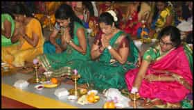 ವರಮಹಾಲಕ್ಷ್ಮಿ ವ್ರತ ಯಾರು ಆಚರಿಸಬಹುದು ಮತ್ತು ಹೇಗೆ? ಸಂಪೂರ್ಣ ಮಾರ್ಗದರ್ಶಿ