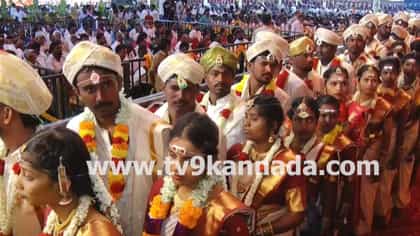125 ಜೋಡಿಗೆ ಉಚಿತ ಸಾಮೂಹಿಕ ವಿವಾಹ ಮಾಡಿಸಿದ ಶಾಸಕ: ಸೀಮೆ ಹಸು ಸೇರಿ ಭರ್ಜರಿ ಗಿಫ್ಟ್‌