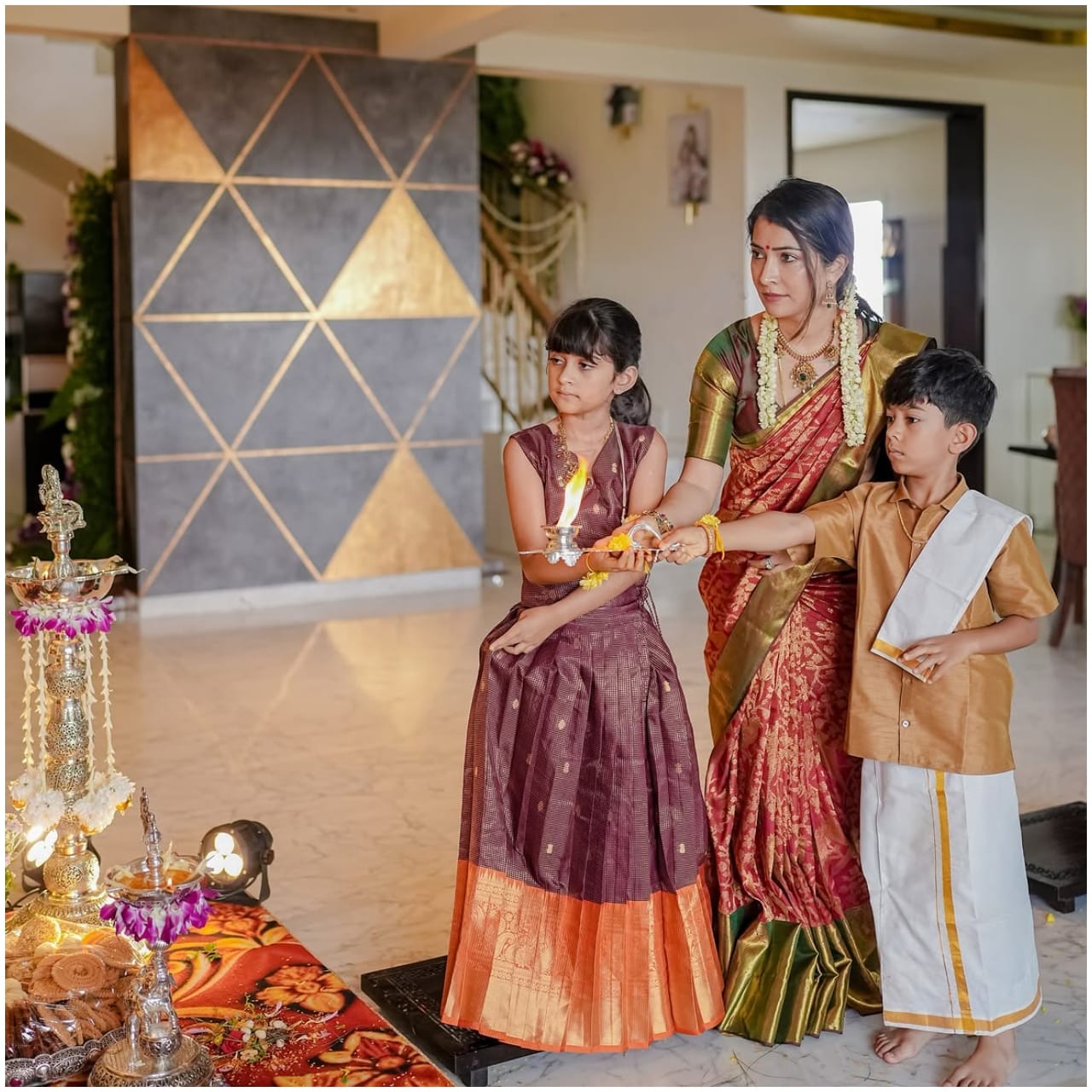 ಯಶ್ ಅವರು ವಿವಿಧ ನಗರಗಳಿಗೆ ಭೇಟಿ ನೀಡಿ ‘ಟಾಕ್ಸಿಕ್’ ಚಿತ್ರದ ಪ್ರಮೋಷನ್ ಮಾಡುತ್ತಿದ್ದಾರೆ. ಅವರ ಅನುಪಸ್ಥಿತಿಯಲ್ಲೇ ರಾಧಿಕಾ ಪಂಡಿತ್ ಅವರು ಮಕ್ಕಳ ಜೊತೆ ಹಬ್ಬವನ್ನು ಆಚರಿಸಿದ್ದಾರೆ.
