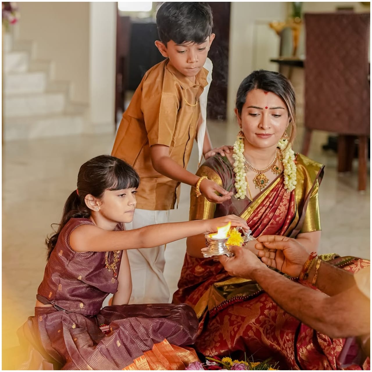 ರಾಧಿಕಾ ಪಂಡಿತ್ ಅವರು ಸೋಶಿಯಲ್ ಮೀಡಿಯಾ ಮೂಲಕ ಅಭಿಮಾನಿಗಳಿಗೆ ಅಪ್​ಡೇಟ್ ನೀಡಿದ್ದಾರೆ. ಈ ಫೋಟೋಗಳನ್ನು ಹಂಚಿಕೊಂಡು ವರಮಹಾಲಕ್ಷ್ಮಿ ಹಬ್ಬದ ಶುಭಾಶಯ ತಿಳಿಸಿದ್ದಾರೆ.