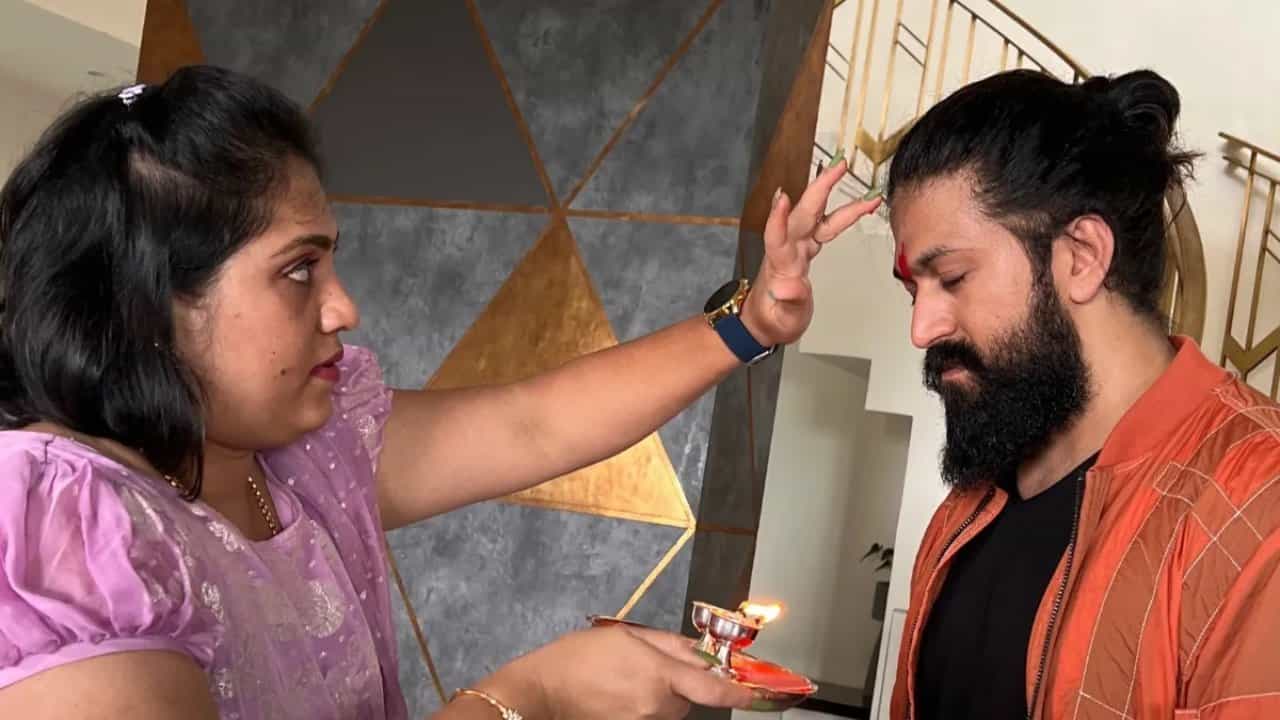ಯಶ್ಗೆ ತಂಗಿಯೆಂದರೆ ಅದೆಷ್ಟು ಪ್ರೀತಿ, ಬಾಲ್ಯದ ಆ ಘಟನೆಯೇ ಸಾಕ್ಷಿ ಯಶ್ಗೆ ತಂಗಿಯೆಂದರೆ ಅದೆಷ್ಟು ಪ್ರೀತಿ, ಬಾಲ್ಯದ ಆ ಘಟನೆಯೇ ಸಾಕ್ಷಿ