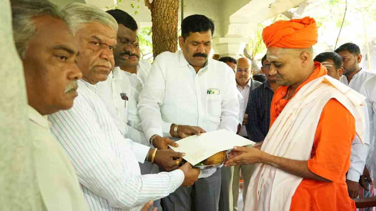 ಎಲ್ಲಾ ಗೊಂದಲಗಳಿಗೆ ತೆರೆ: ಮೈಸೂರು ದಸರಾ ಉದ್ಘಾಟನೆಗೆ ಕೊಪ್ಪಳ ಶ್ರೀಗಳಿಗೆ ಅಧಿಕೃತ ಆಹ್ವಾನ ಎಲ್ಲಾ ಗೊಂದಲಗಳಿಗೆ ತೆರೆ: ಮೈಸೂರು ದಸರಾ ಉದ್ಘಾಟನೆಗೆ ಕೊಪ್ಪಳ ಶ್ರೀಗಳಿಗೆ ಅಧಿಕೃತ ಆಹ್ವಾನ