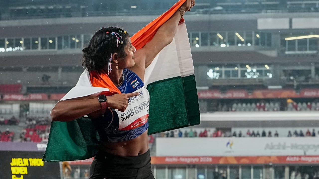 ಏಷ್ಯನ್ ಗೇಮ್ಸ್ 2026 ರ ಮಹಿಳೆಯರ ಲಾಂಗ್ ಜಂಪ್ನ ಫೈನಲ್ನಲ್ಲಿ ರಾಷ್ಟ್ರೀಯ ದಾಖಲೆ ಹೊಂದಿರುವ ಭಾರತದ ಆನ್ಸಿ ಸೋಜನ್ 6.53 ಮೀಟರ್ ಉದ್ದ ಜಿಗಿದು ಬೆಳ್ಳಿ ಪದಕ ಗೆದ್ದರು. ಆದಾಗ್ಯೂ 0.02 ಮೀಟರ್ ಅಂದರೆ ಕೇವಲ 2 ಸೆಂಟಿಮೀಟರ್ಗಳ ಅಂತರದಿಂದ ಆನ್ಸಿ ಸೋಜನ್ ಚಿನ್ನದ ಪದಕದಿಂದ ವಂಚಿತರಾದರು(PC-PTI).