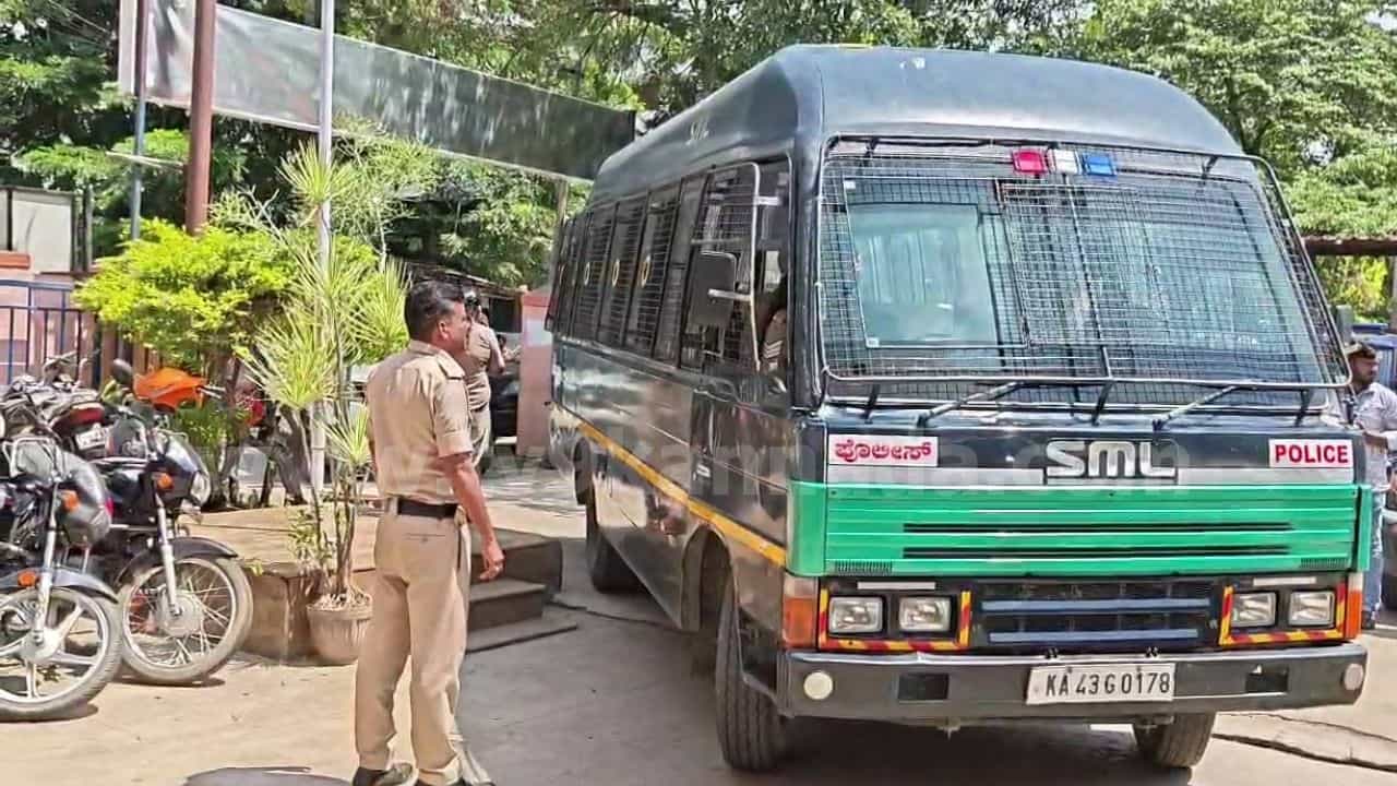 ಬೆಂಗಳೂರಿನಲ್ಲಿ ಅಕ್ರಮ ಗನ್ ಡೀಲಿಂಗ್: ಕಂಟ್ರಿಮೇಡ್ ಪಿಸ್ತೂಲ್ಗಳನ್ನು ಮಾರಾಟ ಮಾಡುತ್ತಿದ್ದ 7 ಮಂದಿಯ ಬಂಧನ ಬೆಂಗಳೂರಿನಲ್ಲಿ ಅಕ್ರಮ ಗನ್ ಡೀಲಿಂಗ್: ಕಂಟ್ರಿಮೇಡ್ ಪಿಸ್ತೂಲ್ಗಳನ್ನು ಮಾರಾಟ ಮಾಡುತ್ತಿದ್ದ 7 ಮಂದಿಯ ಬಂಧನ