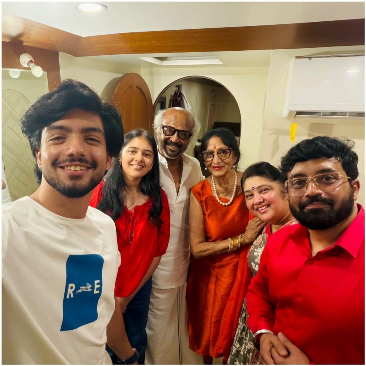 ರಜನಿಕಾಂತ್ ಅವರು ತಮ್ಮ ಮುಂಬವರು ‘ಧರ್ಮನ್’ ಸಿನಿಮಾ ಕೆಲಸಗಳಲ್ಲಿ ತೊಡಗಿಕೊಂಡಿದ್ದಾರೆ. ಇದಕ್ಕಾಗಿ ಅವರು ಮೈಸೂರಿಗೆ ಆಗಮಿಸಿದ್ದಾರೆ. ಈ ವೇಳೆ ಅನಿರುದ್ಧ್ ಕುಟುಂಬವನ್ನು ರಜನಿಕಾಂತ್ ಭೇಟಿ ಮಾಡಿದ್ದಾರೆ.
