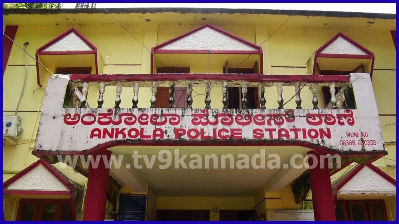 ಅಂಕೋಲಾದಲ್ಲಿ ನಕಲಿ ದಾಖಲೆ ಸೃಷ್ಟಿಸಿ 2 ಕೋಟಿ ರೂ. ಬೆಲೆಬಾಳುವ ಜಮೀನು ಮಾರಾಟ: ಸಬ್ ರಿಜಿಸ್ಟ್ರಾರ್ ಸಿಬ್ಬಂದಿ ಸೇರಿ ಐವರ ಬಂಧನ ಅಂಕೋಲಾದಲ್ಲಿ ನಕಲಿ ದಾಖಲೆ ಸೃಷ್ಟಿಸಿ 2 ಕೋಟಿ ರೂ. ಬೆಲೆಬಾಳುವ ಜಮೀನು ಮಾರಾಟ: ಸಬ್ ರಿಜಿಸ್ಟ್ರಾರ್ ಸಿಬ್ಬಂದಿ ಸೇರಿ ಐವರ ಬಂಧನ