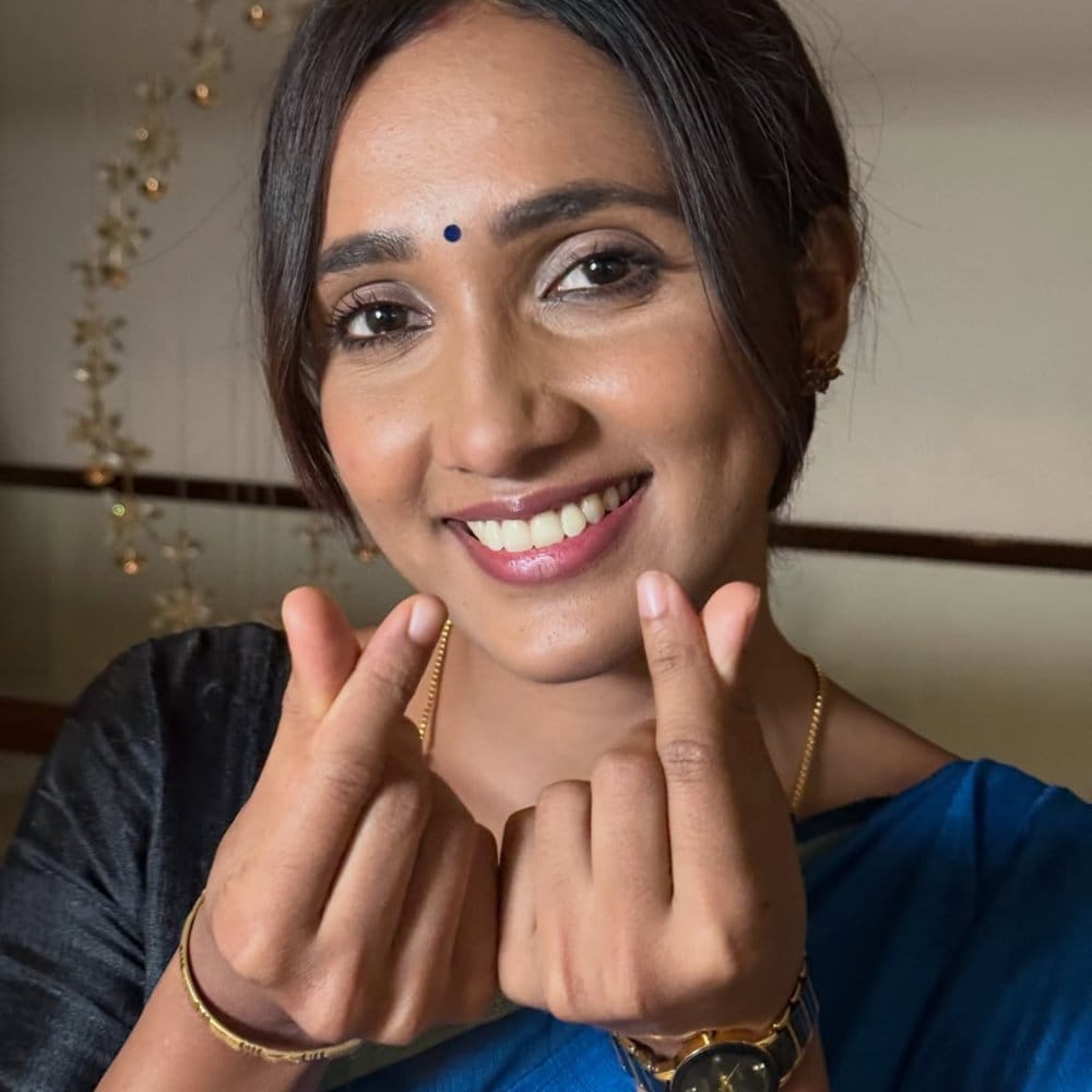 ಶ್ರಾವಣಿ ಸುಬ್ರಹ್ಮಣ್ಯ ಧಾರಾವಾಹಿಯ ನಟಿ ಆಸಿಯಾ ಫಿರ್ದೋಸ್ ಈ ಬಾರಿ ಬಿಗ್ಬಾಸ್ಗೆ ಹೋಗುತ್ತಿದ್ದಾರೆ. ಆಸಿಯಾ ಅವರು ‘ಕನ್ಯಾಕುಮಾರಿ’ ಧಾರಾವಾಹಿಯಲ್ಲೂ ಸಹ ನಟಿಸಿದ್ದರು. ಸಾಕಷ್ಟು ಅಭಿಮಾನಿಗಳನ್ನು ಹೊಂದಿರುವ ಆಸಿಯಾ ಈ ಬಾರಿ ಬಿಗ್ಬಾಸ್ಗೆ ಕಾಲಿಡುತ್ತಿದ್ದಾರೆ.