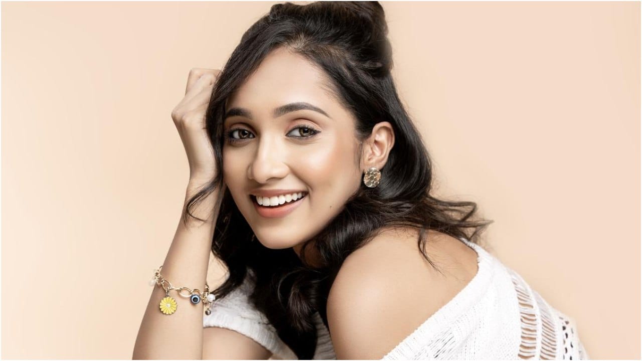 ಆಸಿಯಾ ಫಿರ್ದೋಸ್: 'ಕನ್ಯಾಕುಮಾರಿ' ಹಾಗೂ 'ಶ್ರಾವಣಿ ಸುಬ್ರಹ್ಮಣ್ಯ' ಧಾರಾವಾಹಿಗಳಲ್ಲಿ ನಟಿಸಿ ಸೈ ಎನಿಸಿಕೊಂಡಿರುವ ಆಸಿಯಾ, ಈ ಬಾರಿ ಬಿಗ್ ಬಾಸ್ ಮನೆ ಪ್ರವೇಶಿಸುವ ಸಾಧ್ಯತೆ ದಟ್ಟವಾಗಿದೆ. ಅವರು ಕಠಿಣ ಸ್ಪರ್ಧೆ ನೀಡಬಹುದು. 