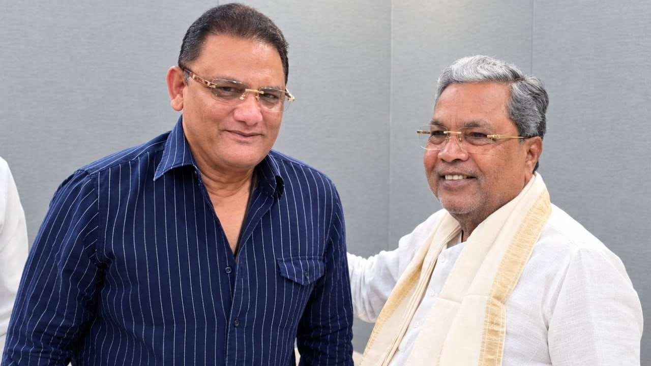 ಬೆಂಗಳೂರಿನಲ್ಲಿ ಮಾಜಿ ಕ್ರಿಕೆಟಿಗ ಮೊಹಮ್ಮದ್ ಅಜರುದ್ದೀನ್ ಅವರು ಮಾಜಿ ಮುಖ್ಯಮಂತ್ರಿ ಸಿದ್ದರಾಮಯ್ಯ ಅವರನ್ನು ಭೇಟಿ