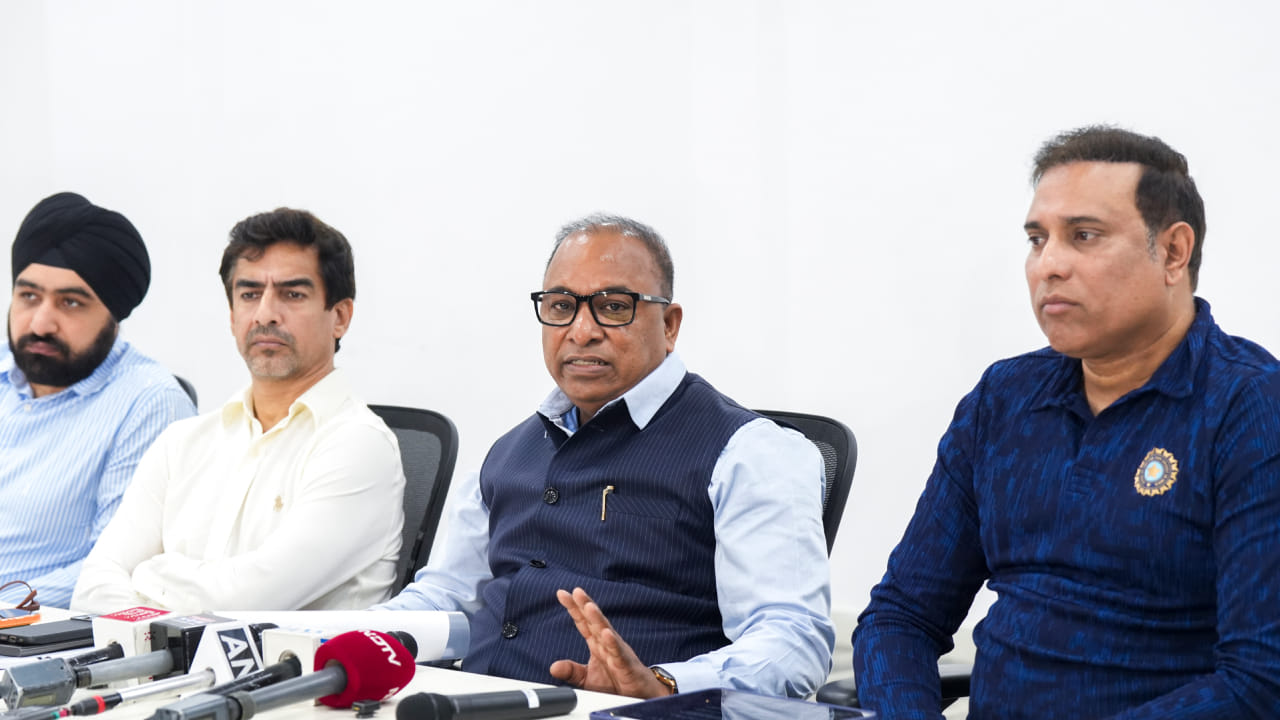 ಪೂರ್ವ ನಿಗದಿಯಂತೆ ಇಂದು ಮುಂಬೈನ ಬಿಸಿಸಿಐ ಕೇಂದ್ರ ಕಚೇರಿಯಲ್ಲಿ ವಾರ್ಷಿಕ ಸಾಮಾನ್ಯ ಸಭೆ ನಡೆಯಿತು. ಈ ಸಭೆಯಲ್ಲಿ ಮಂಡಳಿಯ ಅಧಿಕಾರಿಗಳ ಜೊತೆಗೆ, ಮುಖ್ಯ ಕೋಚ್ ಗೌತಮ್ ಗಂಭೀರ್, ಏಕದಿನ ಮತ್ತು ಟೆಸ್ಟ್ ನಾಯಕ ಶುಭ್ಮನ್ ಗಿಲ್, ಟಿ 20 ನಾಯಕ ಶ್ರೇಯಸ್ ಅಯ್ಯರ್, ಸೆಂಟರ್ ಆಫ್ ಎಕ್ಸಲೆನ್ಸ್ ಮುಖ್ಯಸ್ಥ ವಿವಿಎಸ್ ಲಕ್ಷ್ಮಣ್ ಮತ್ತು ಆಯ್ಕೆ ಸಮಿತಿಯ ಸದಸ್ಯರು ಭಾಗವಹಿಸಿದ್ದರು(PC-PTI).
