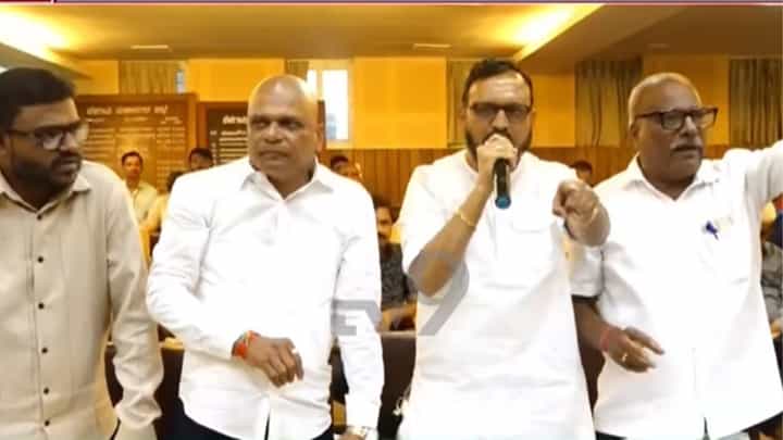 ಬೆಳಗಾವಿ ಪಾಲಿಕೆ ಸಭೆಯಲ್ಲಿ ವಂದೇ ಮಾತರಂ ವಿವಾದ: ಬಿಜೆಪಿ-ಕಾಂಗ್ರೆಸಿಗರ ನಡುವೆ ವಾಗ್ವಾದ ಬೆಳಗಾವಿ ಪಾಲಿಕೆ ಸಭೆಯಲ್ಲಿ ವಂದೇ ಮಾತರಂ ವಿವಾದ: ಬಿಜೆಪಿ-ಕಾಂಗ್ರೆಸಿಗರ ನಡುವೆ ವಾಗ್ವಾದ