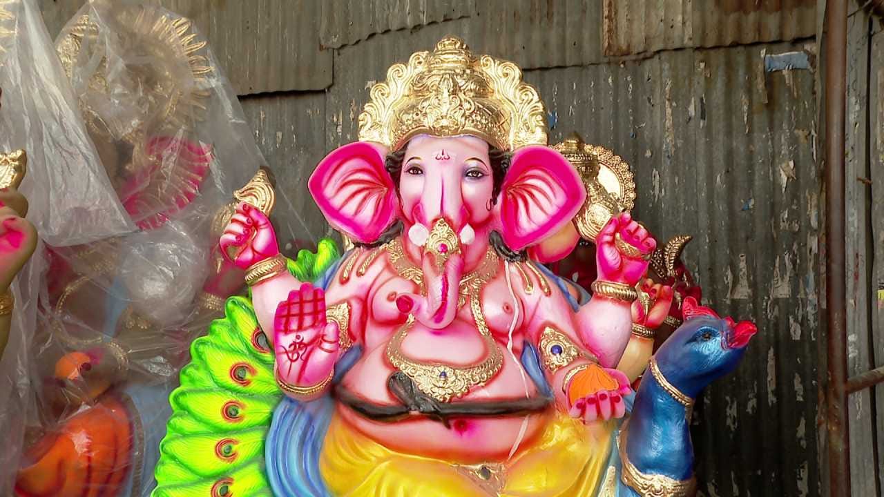 ಬೆಂಗಳೂರಿನಲ್ಲಿ ಅನಧಿಕೃತ ಪಿಒಪಿ ಗಣೇಶ ಮೂರ್ತಿಗಳ ಮಾರಾಟ ನಿಯಂತ್ರಿಸಲು ಮಾಲಿನ್ಯ ನಿಯಂತ್ರಣ ಮಂಡಳಿ ಕಟ್ಟುನಿಟ್ಟಿನ ಕಾರ್ಯಾಚರಣೆ ನಡೆಸಿದೆ. ವಿವಿಧ ಪಿಒಪಿ ತಯಾರಿಕಾ ಘಟಕಗಳ ಮೇಲೆ ದಾಳಿ ನಡೆಸಿದ ಅಧಿಕಾರಿಗಳು, ಎರಡೇ ದಿನಗಳಲ್ಲಿ 1,200ಕ್ಕೂ ಹೆಚ್ಚು ಪಿಒಪಿ ಮೂರ್ತಿಗಳನ್ನು ಜಪ್ತಿ ಮಾಡಿದ್ದು, ನಿಯಮ ಉಲ್ಲಂಘಿಸುವವರ ವಿರುದ್ಧ ಕ್ರಮ ಜರುಗಿಸುತ್ತಿದ್ದಾರೆ.